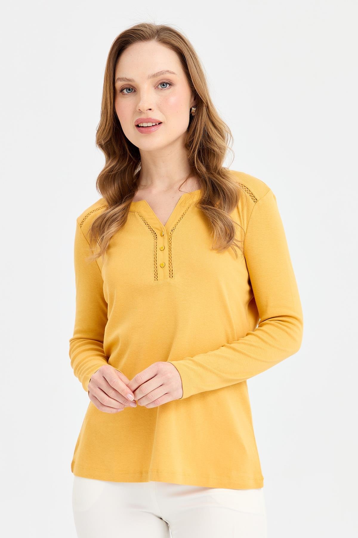 KMY24012Kadın Omzu ve Yakası İğne İşli Pamuklu Bluz Hardal