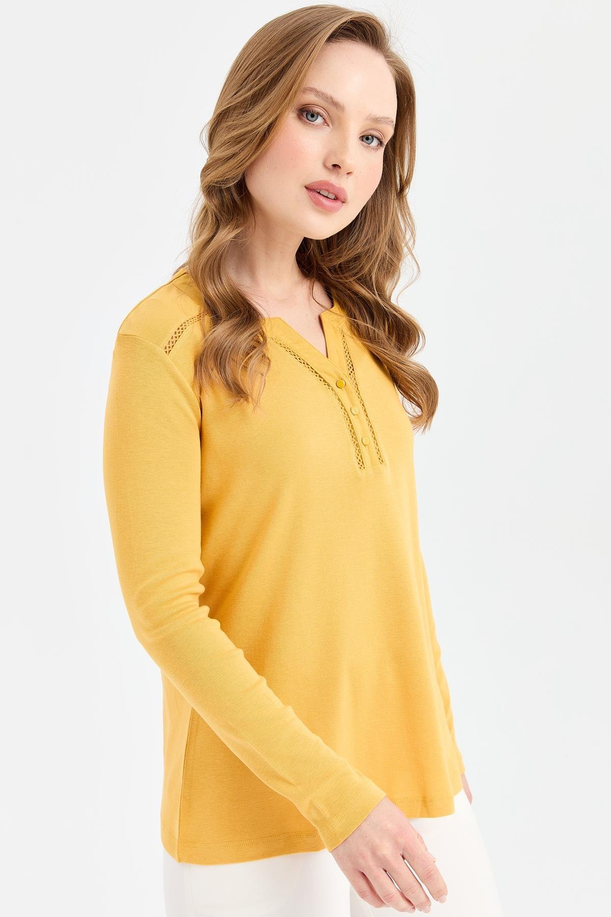 KMY24012Kadın Omzu ve Yakası İğne İşli Pamuklu Bluz Hardal