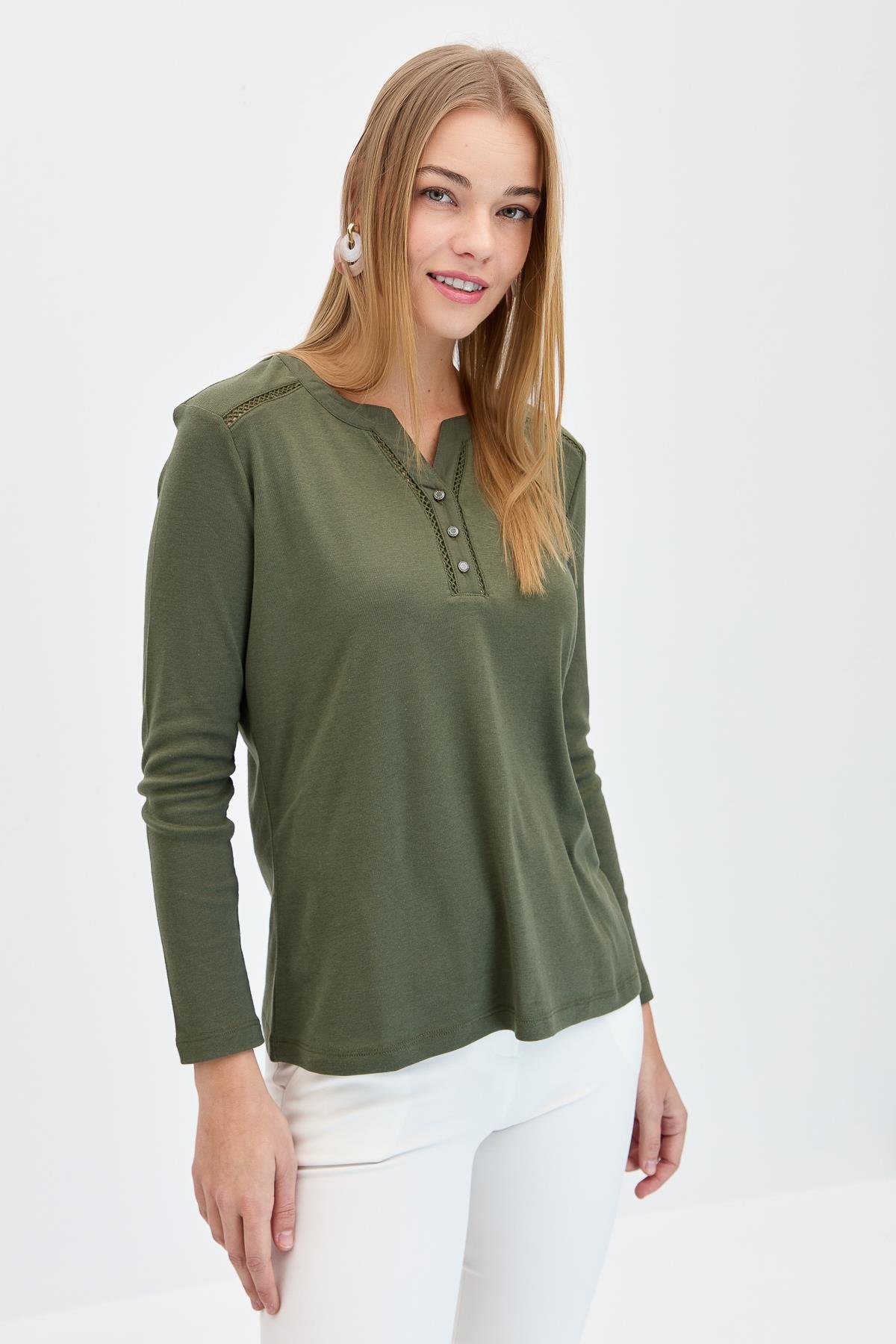 KMY24012Kadın Omzu ve Yakası İğne İşli Pamuklu Bluz Haki