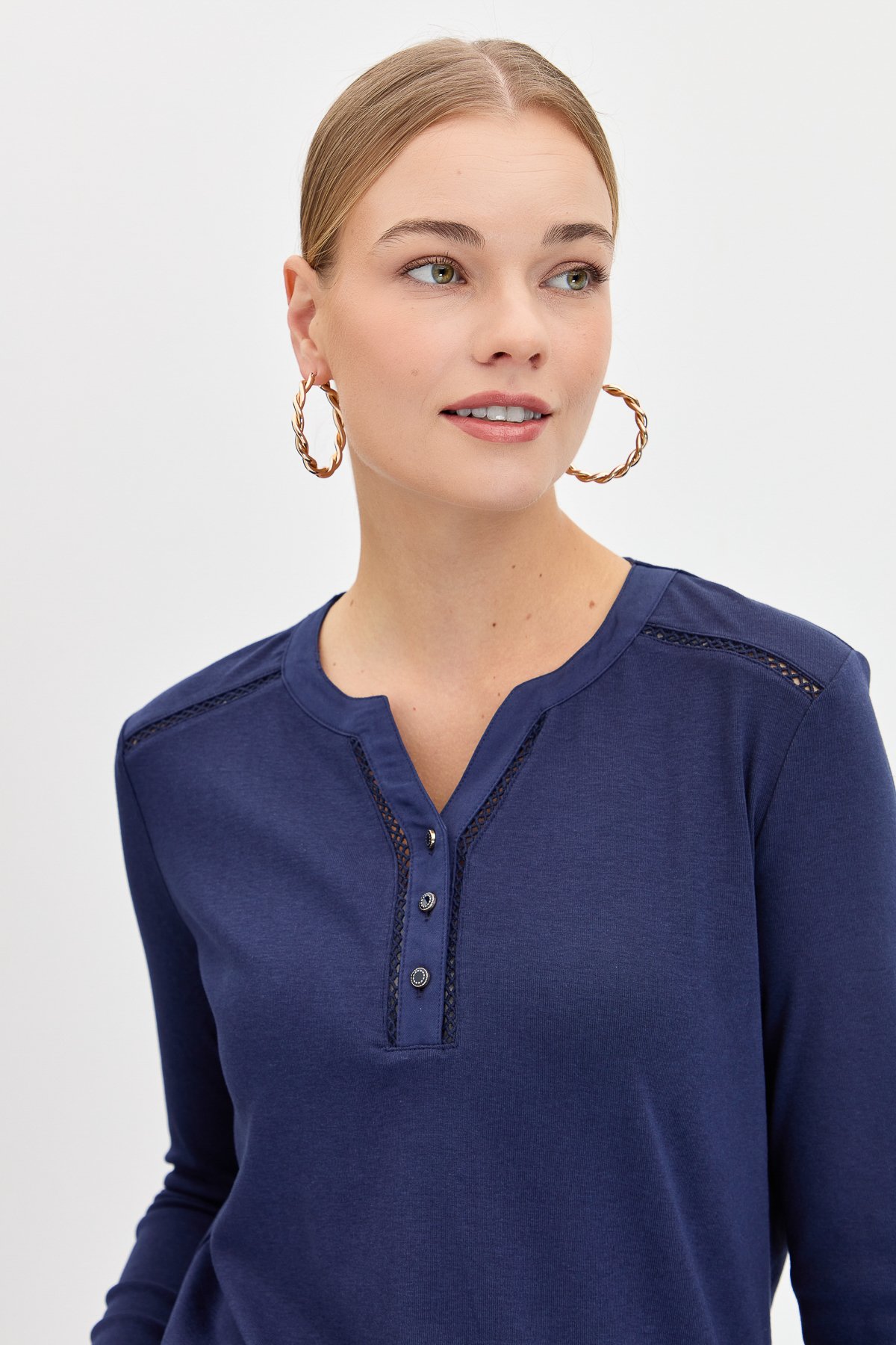 KMY24012Kadın Omzu ve Yakası İğne İşli Pamuklu Bluz K.Lacivert