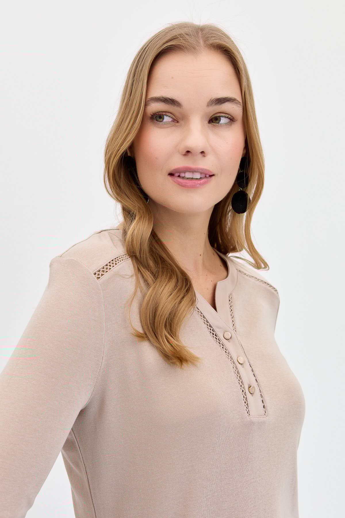 KMY24012Kadın Omzu ve Yakası İğne İşli Pamuklu Bluz Vizon