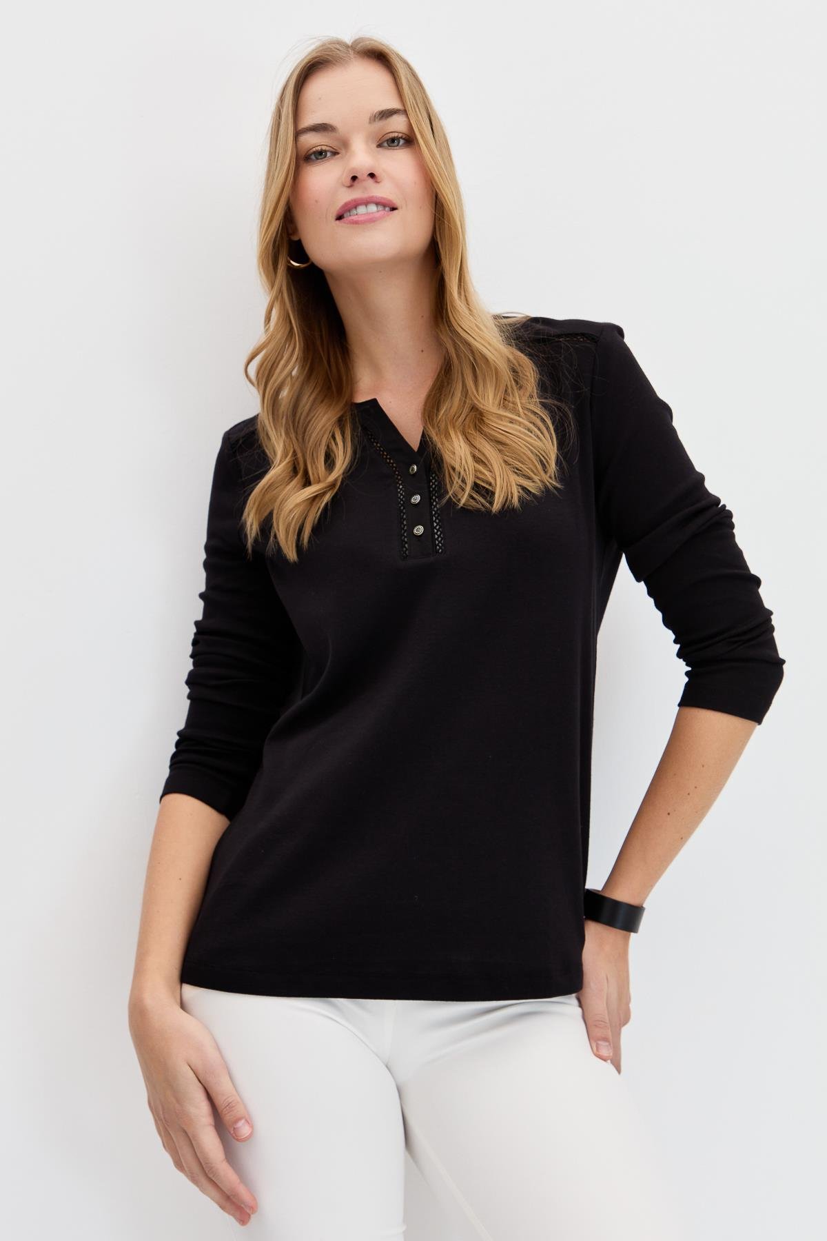 KMY24012Kadın Omzu ve Yakası İğne İşli Pamuklu Bluz Siyah