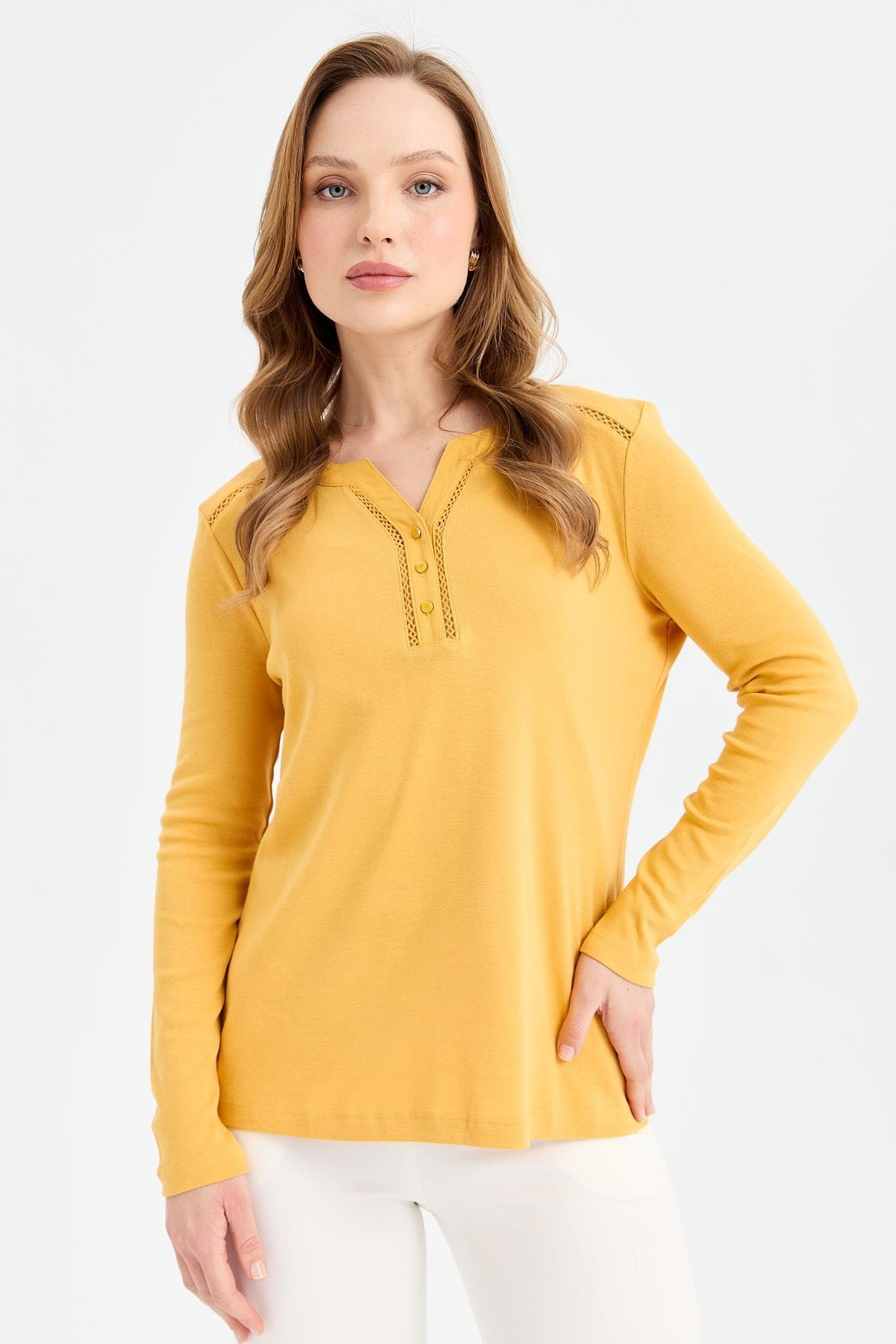 KMY24012Kadın Omzu ve Yakası İğne İşli Pamuklu Bluz Hardal