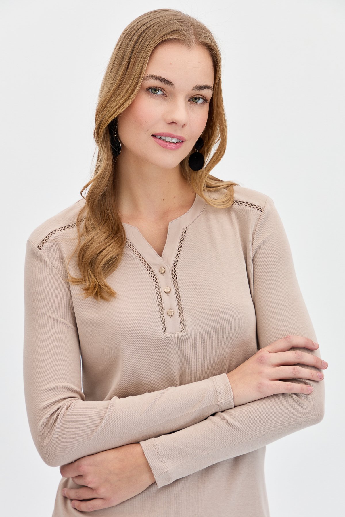 KMY24012Kadın Omzu ve Yakası İğne İşli Pamuklu Bluz Vizon