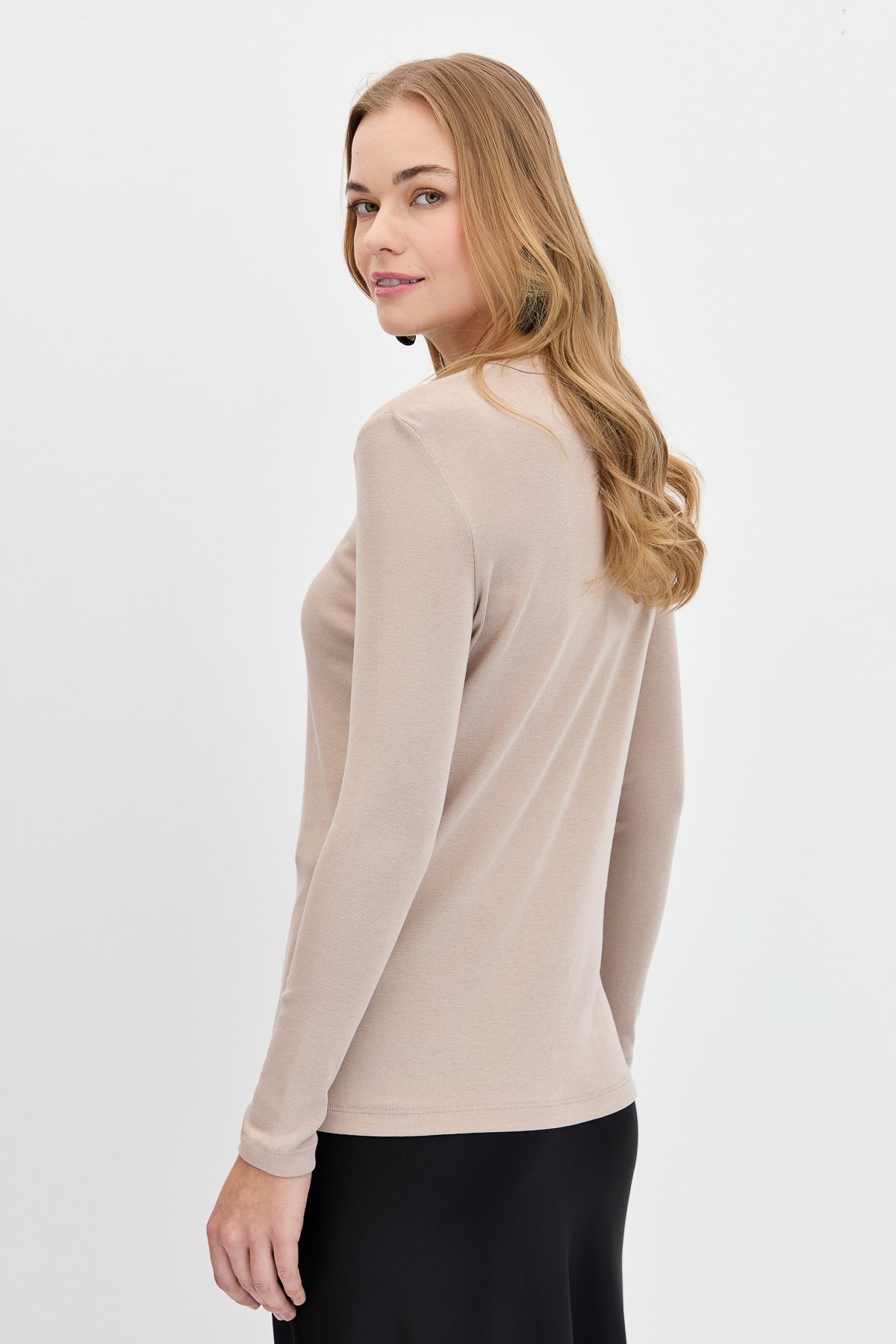 KMY24012Kadın Omzu ve Yakası İğne İşli Pamuklu Bluz Vizon