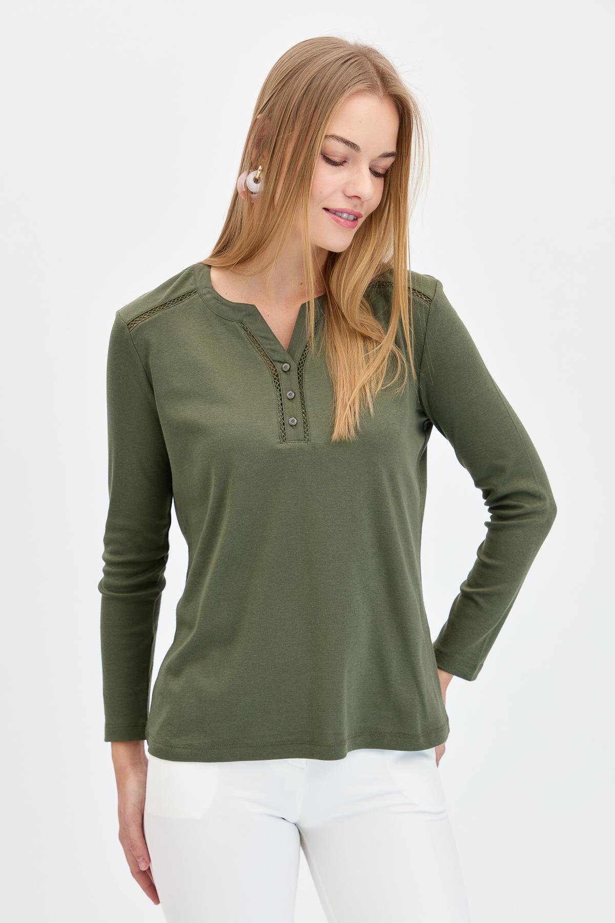 KMY24012Kadın Omzu ve Yakası İğne İşli Pamuklu Bluz Haki