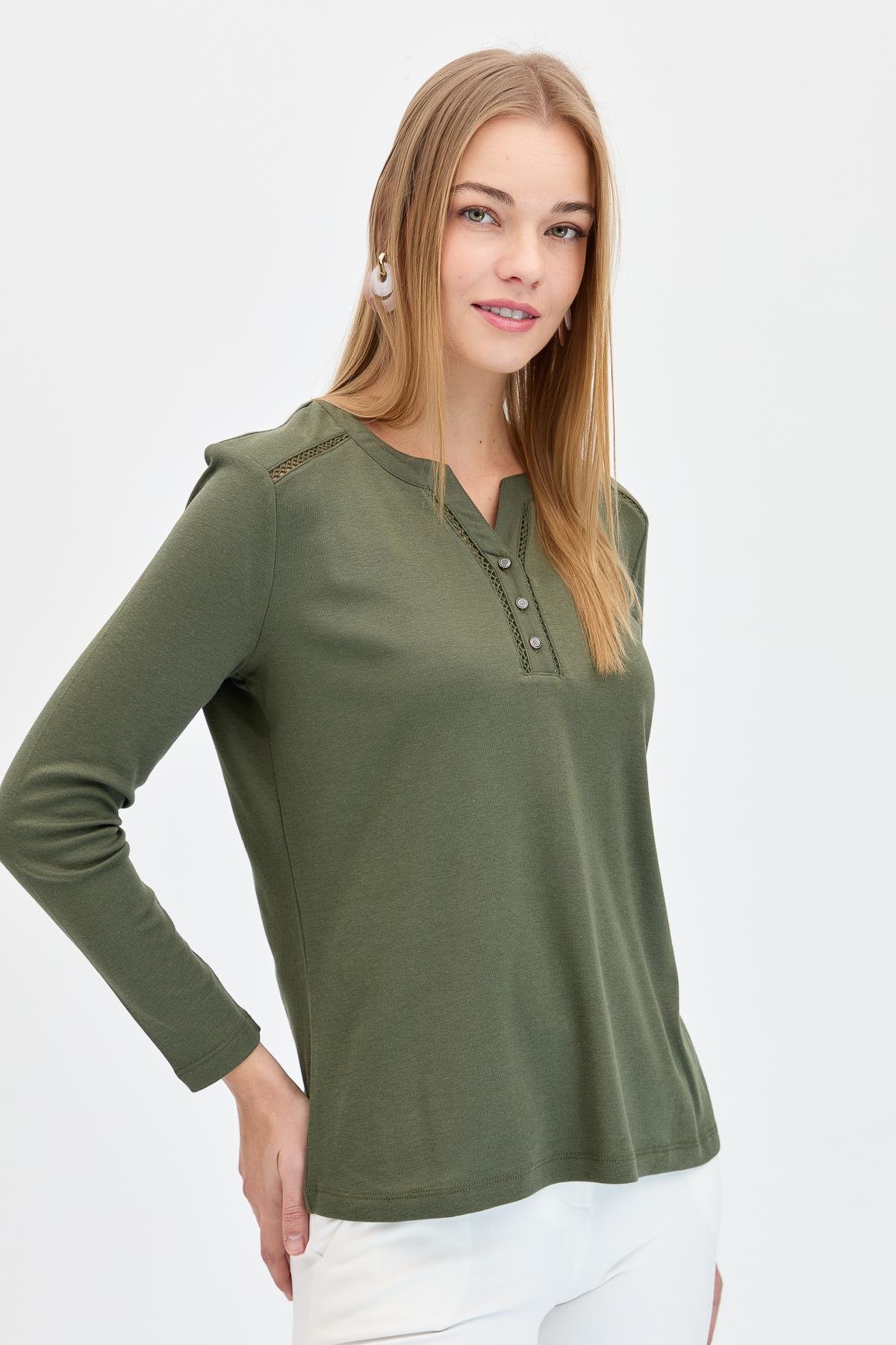 KMY24012Kadın Omzu ve Yakası İğne İşli Pamuklu Bluz Haki