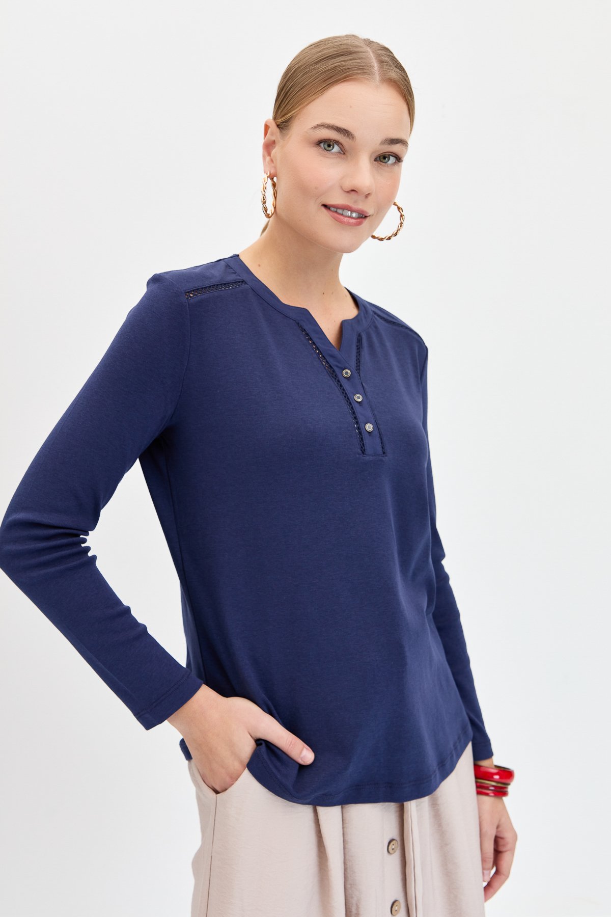 KMY24012Kadın Omzu ve Yakası İğne İşli Pamuklu Bluz K.Lacivert