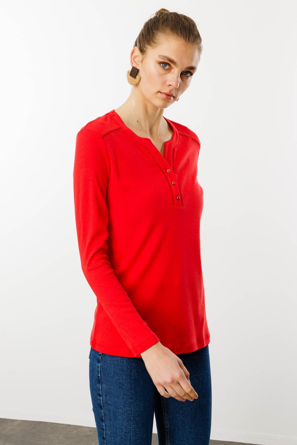 KMY24012Kadın Omzu ve Yakası İğne İşli Pamuklu Bluz Kırmızı