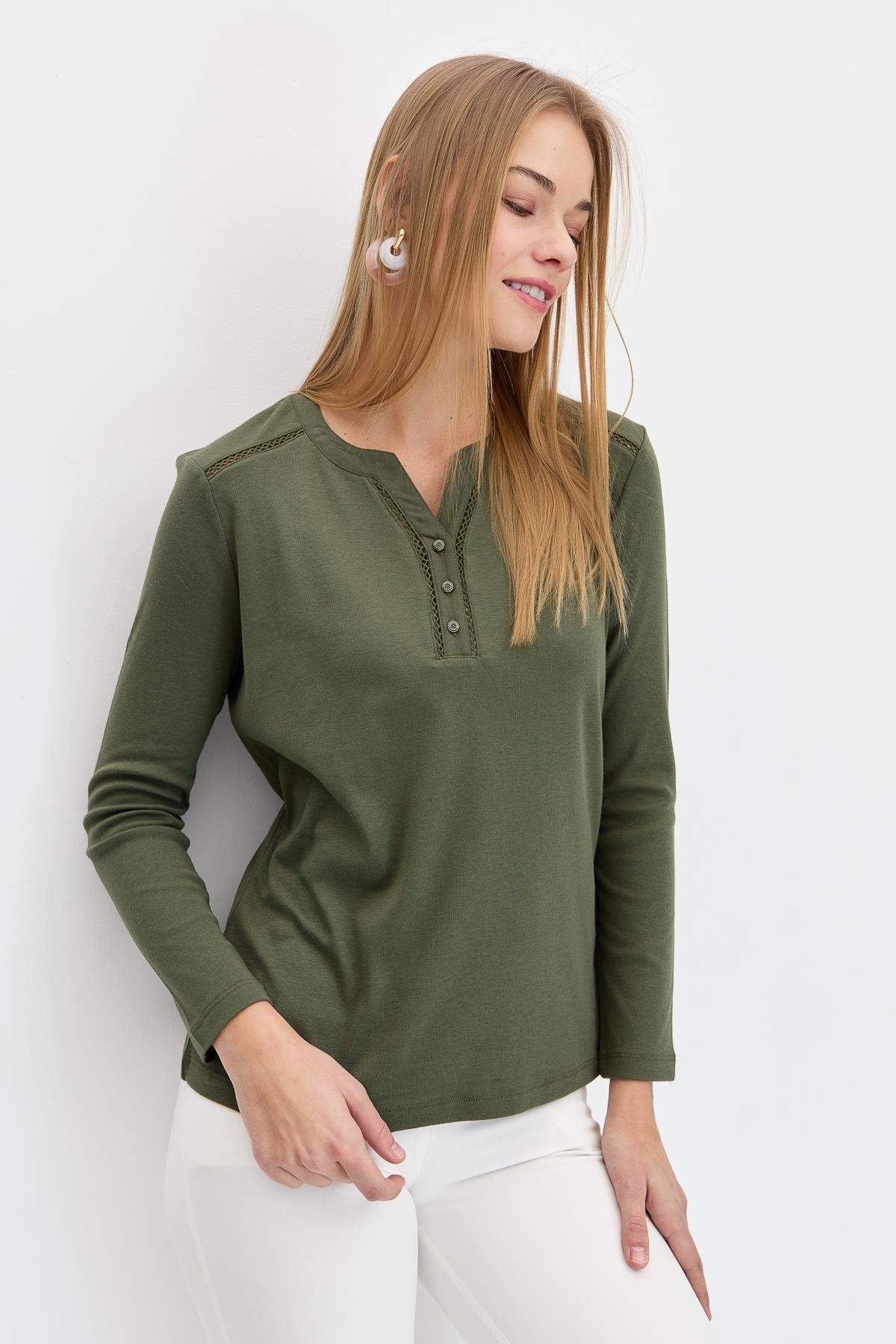 KMY24012Kadın Omzu ve Yakası İğne İşli Pamuklu Bluz Haki