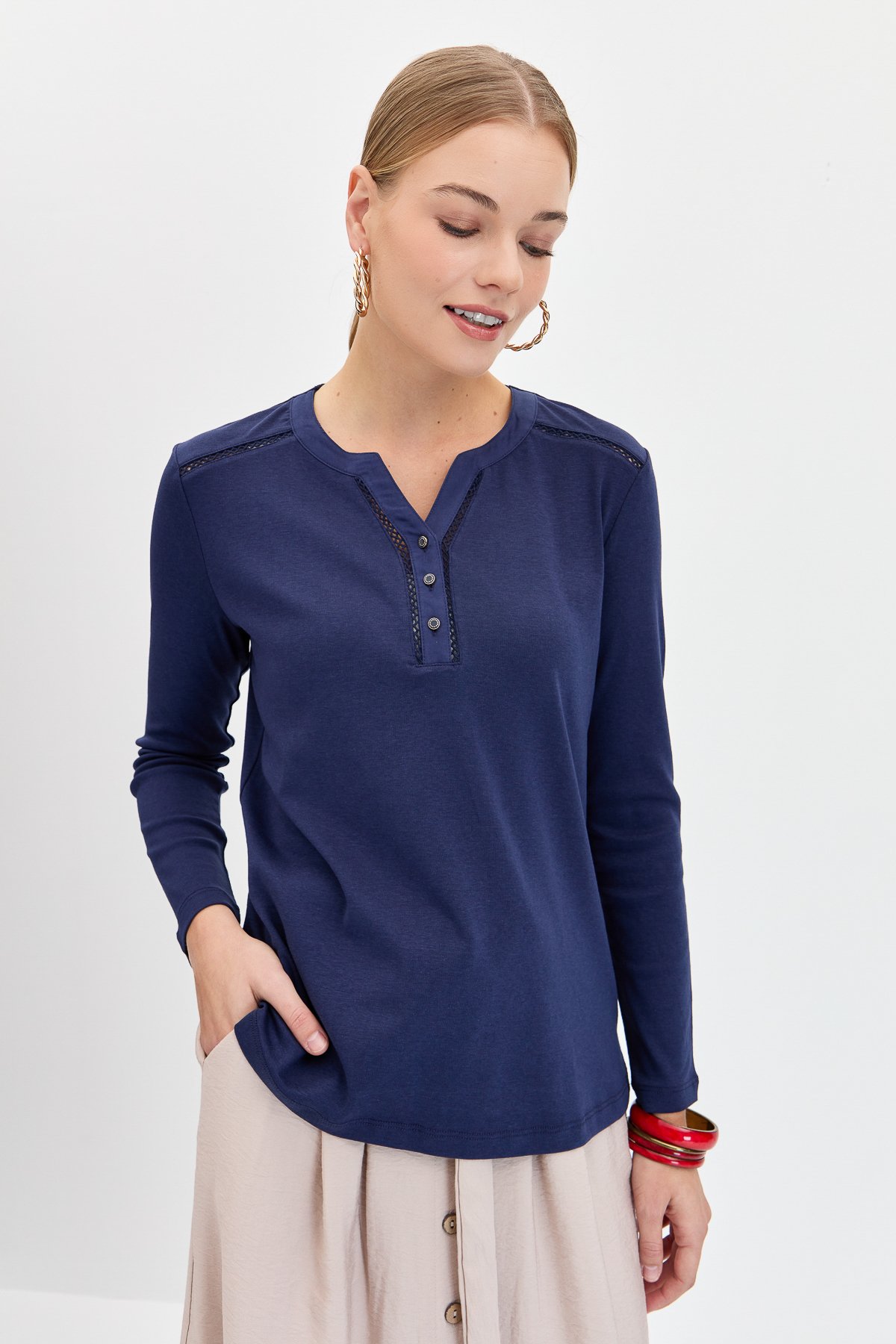 KMY24012Kadın Omzu ve Yakası İğne İşli Pamuklu Bluz K.Lacivert