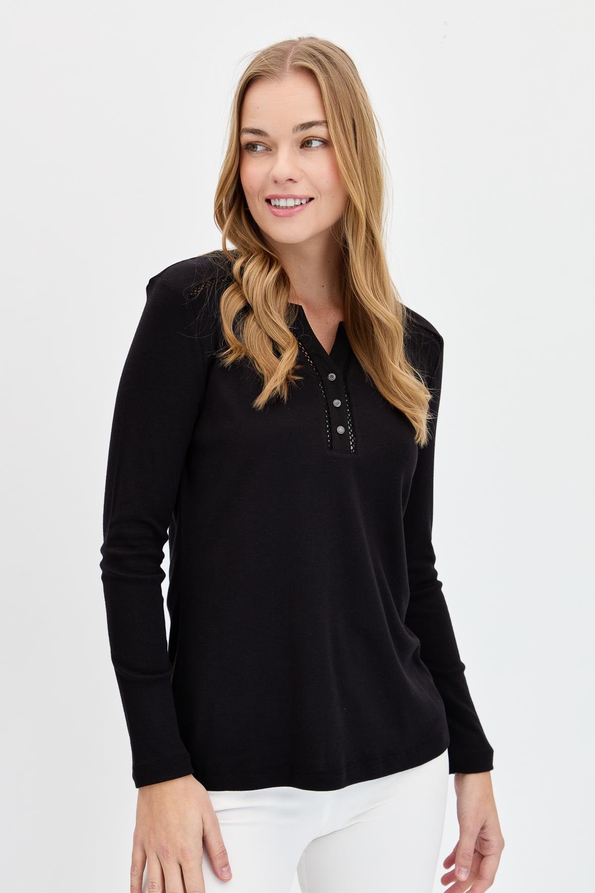 KMY24012Kadın Omzu ve Yakası İğne İşli Pamuklu Bluz Siyah