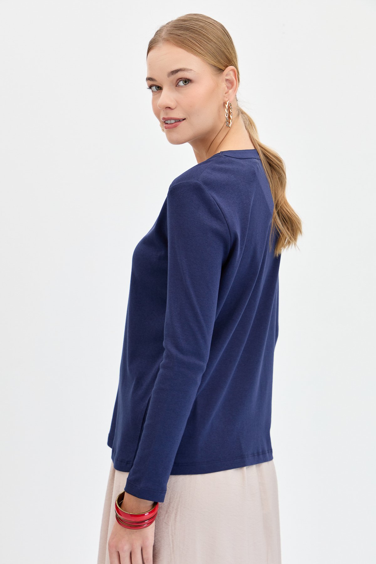 KMY24012Kadın Omzu ve Yakası İğne İşli Pamuklu Bluz K.Lacivert