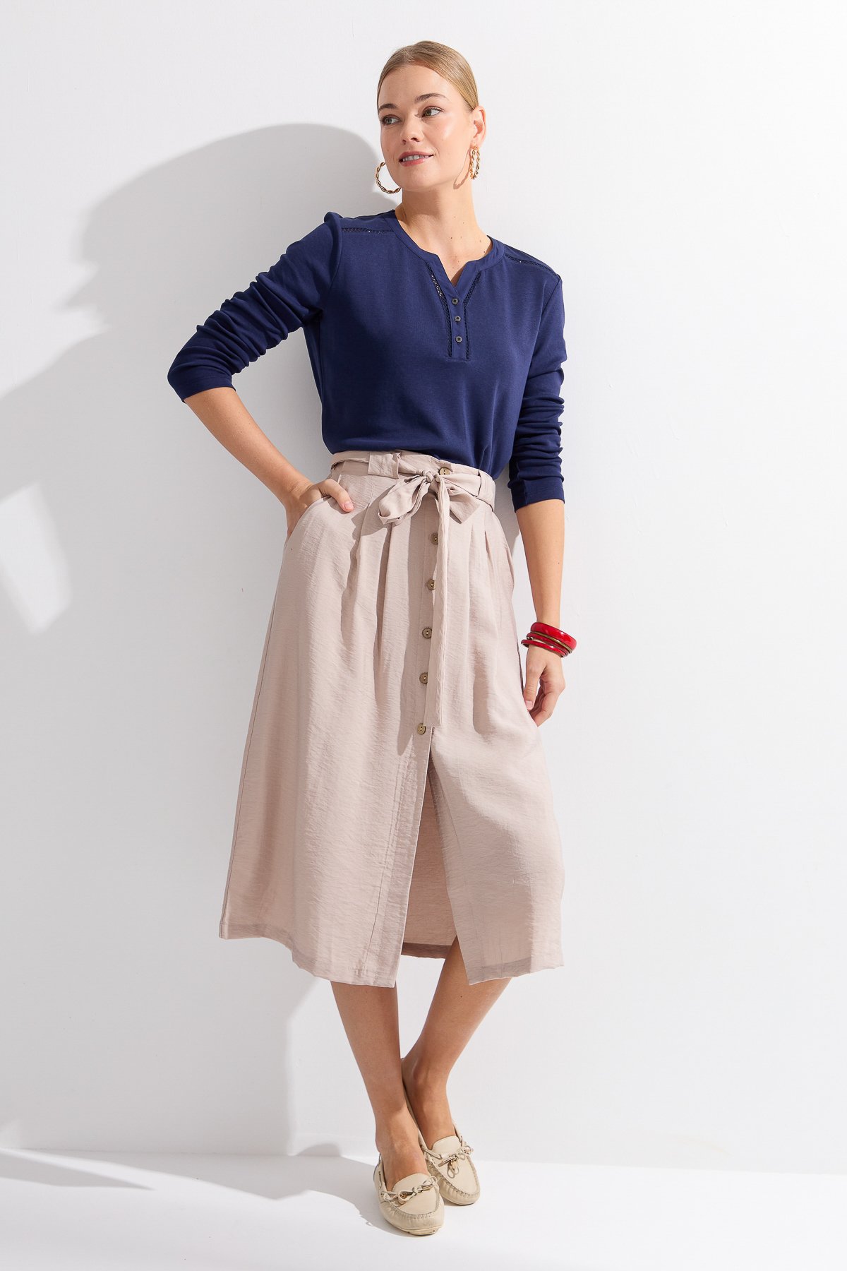 KMY24012Kadın Omzu ve Yakası İğne İşli Pamuklu Bluz K.Lacivert