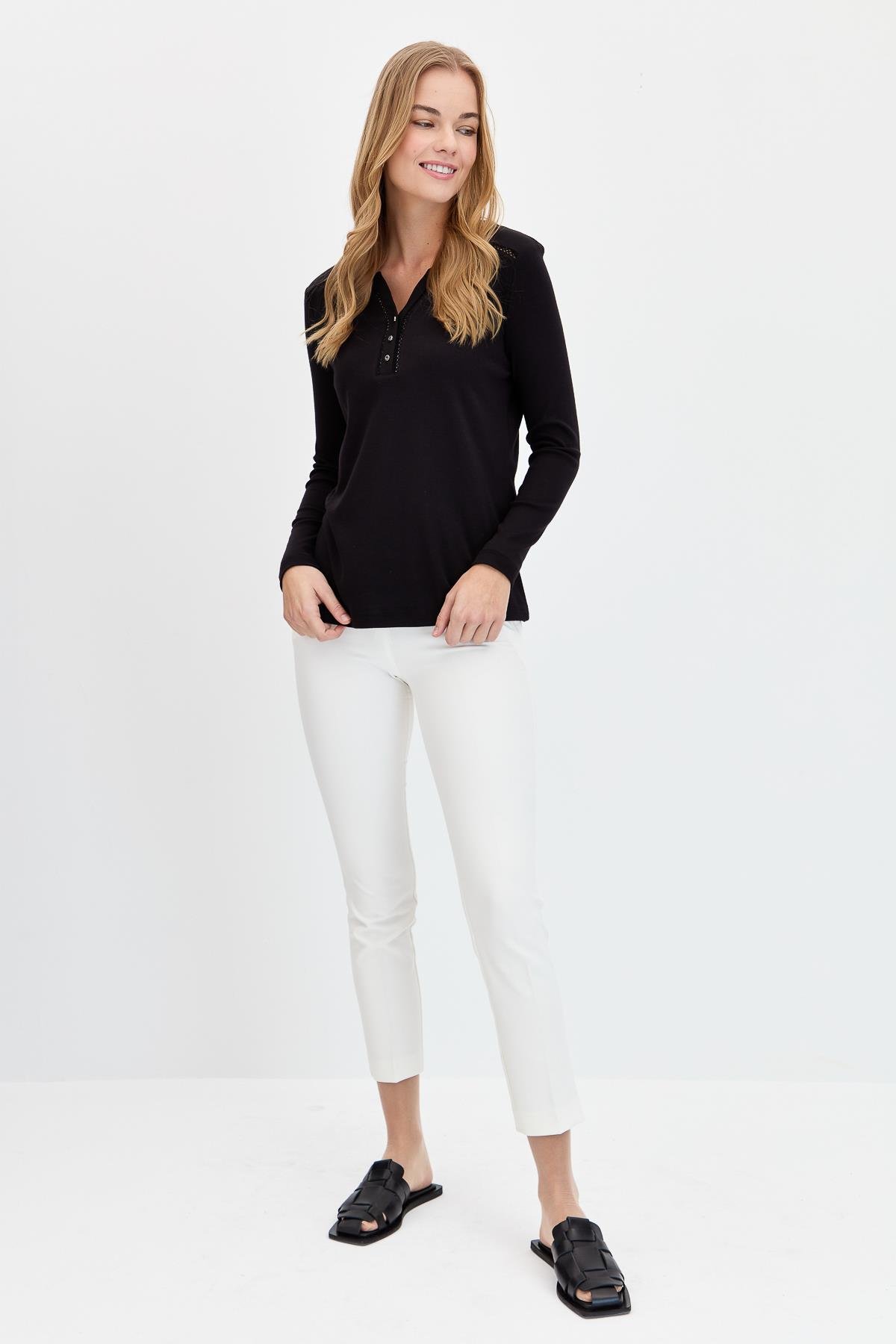 KMY24012Kadın Omzu ve Yakası İğne İşli Pamuklu Bluz Siyah