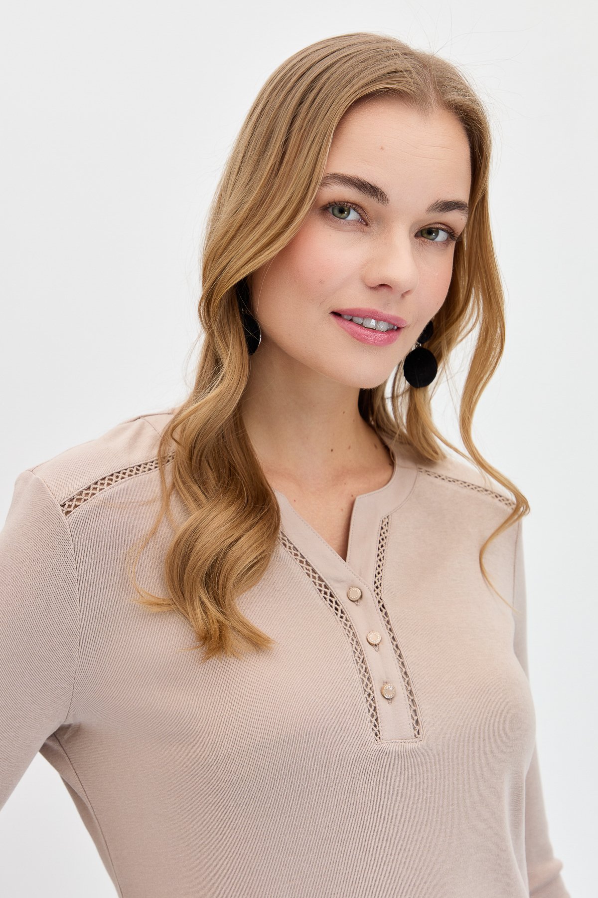 KMY24012Kadın Omzu ve Yakası İğne İşli Pamuklu Bluz Vizon