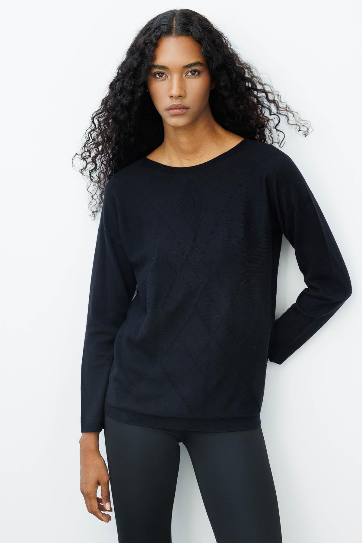 25254Kadın Önü Baklavalı Yan Örgü Kazak Siyah