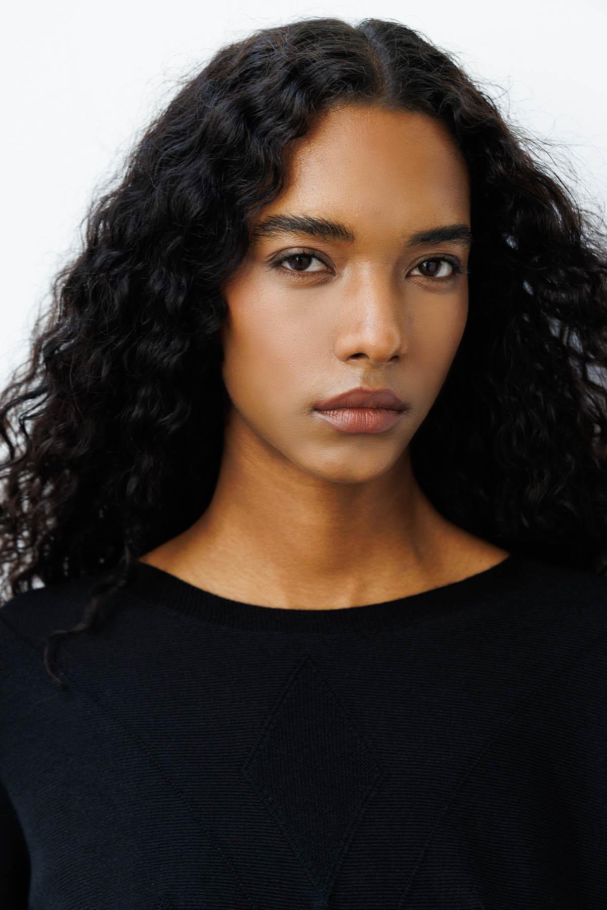 25254Kadın Önü Baklavalı Yan Örgü Kazak Siyah