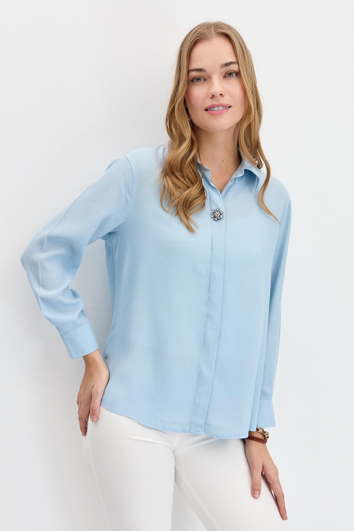 KMY24081Kadın Önü Broşlu Maroken Gömlek B.Mavi