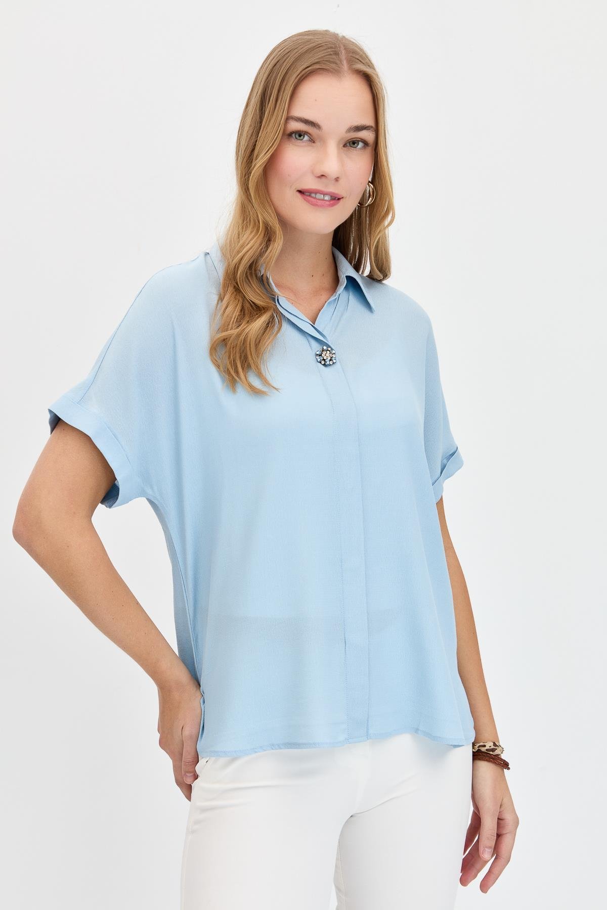 KMY24064Kadın Önü Broşlu Maroken Gömlek B.Mavi