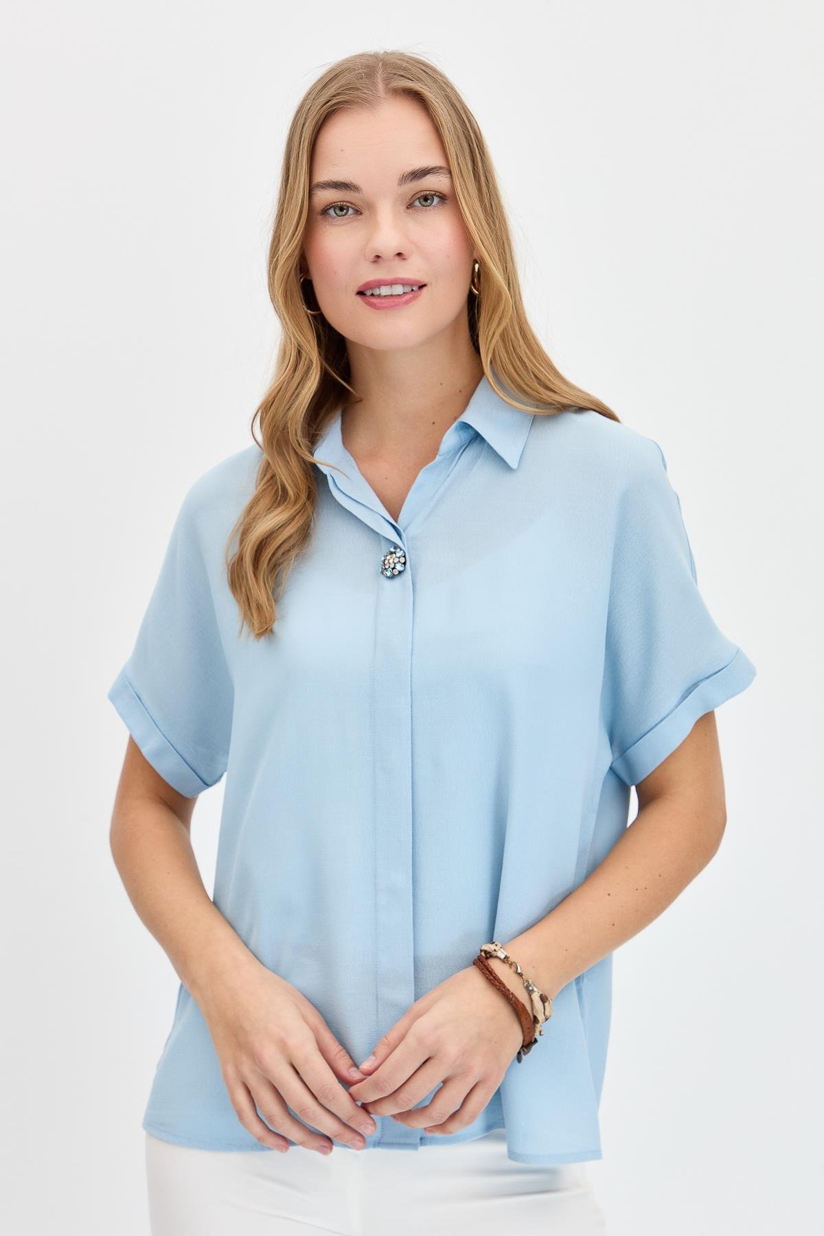 KMY24064Kadın Önü Broşlu Maroken Gömlek B.Mavi