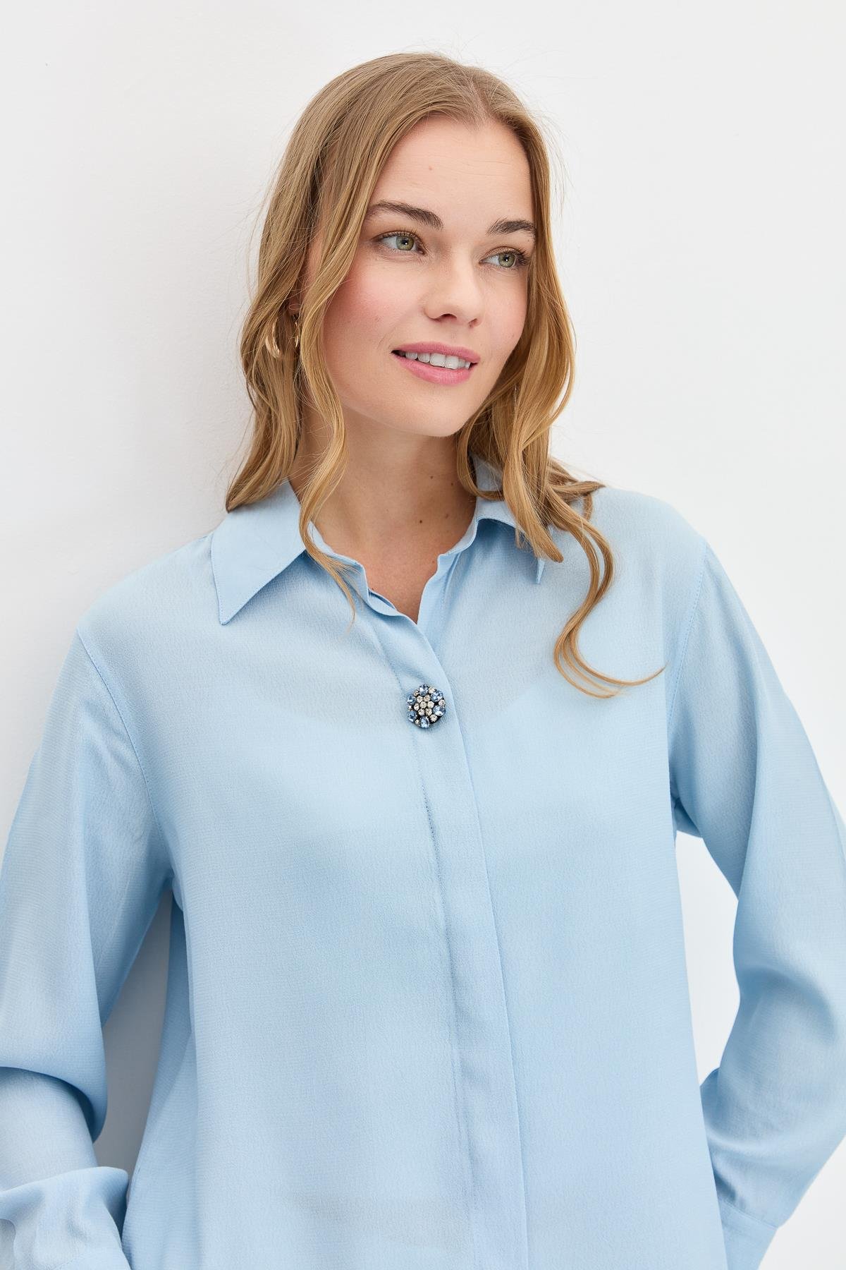 KMY24081Kadın Önü Broşlu Maroken Gömlek B.Mavi