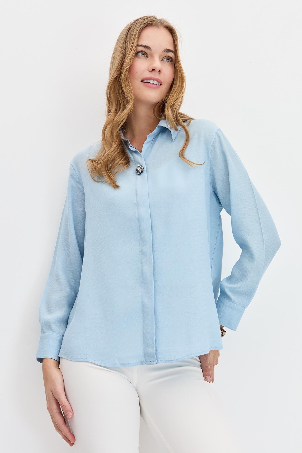 KMY24081Kadın Önü Broşlu Maroken Gömlek B.Mavi