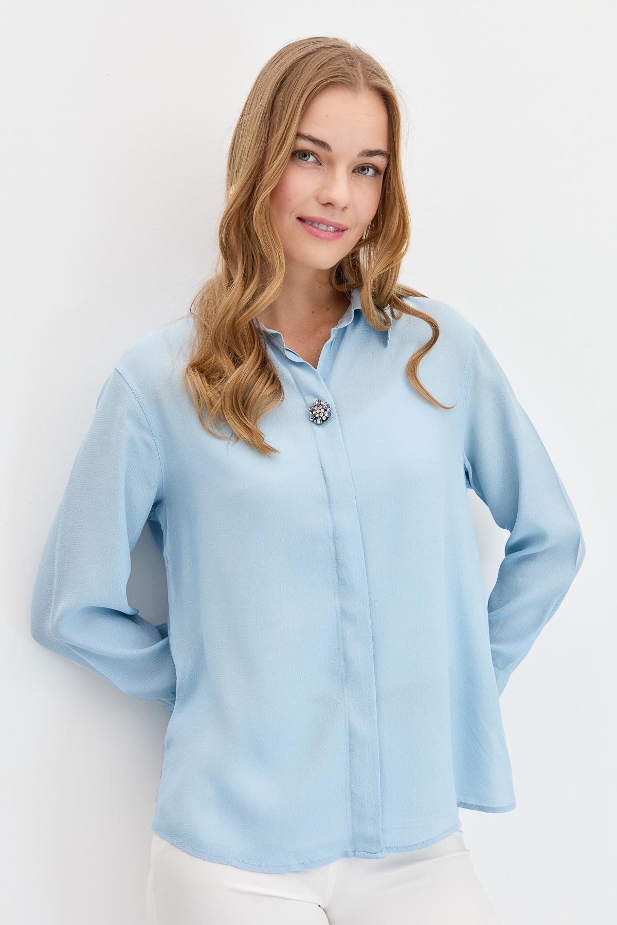KMY24081Kadın Önü Broşlu Maroken Gömlek B.Mavi