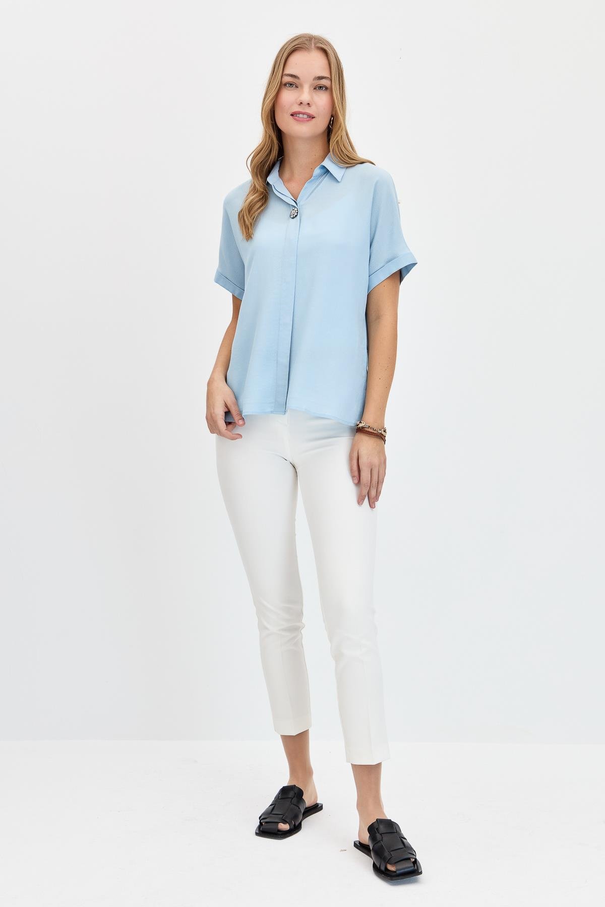 KMY24064Kadın Önü Broşlu Maroken Gömlek B.Mavi