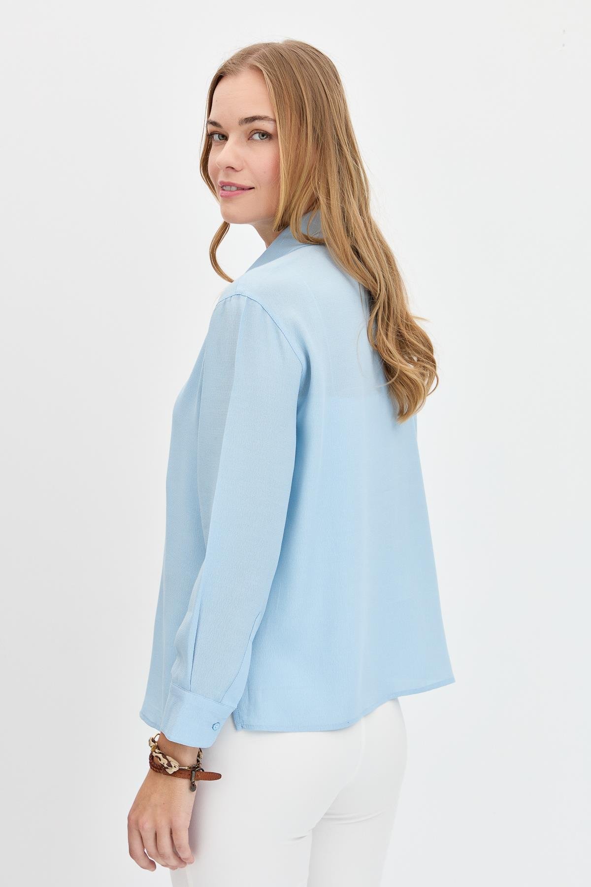 KMY24081Kadın Önü Broşlu Maroken Gömlek B.Mavi