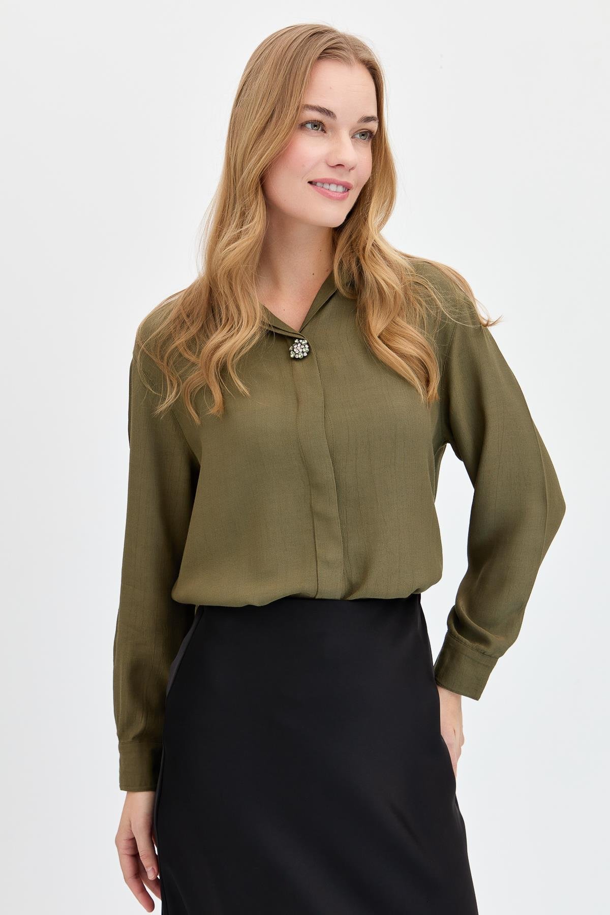 KMY24081Kadın Önü Broşlu Maroken Gömlek Haki