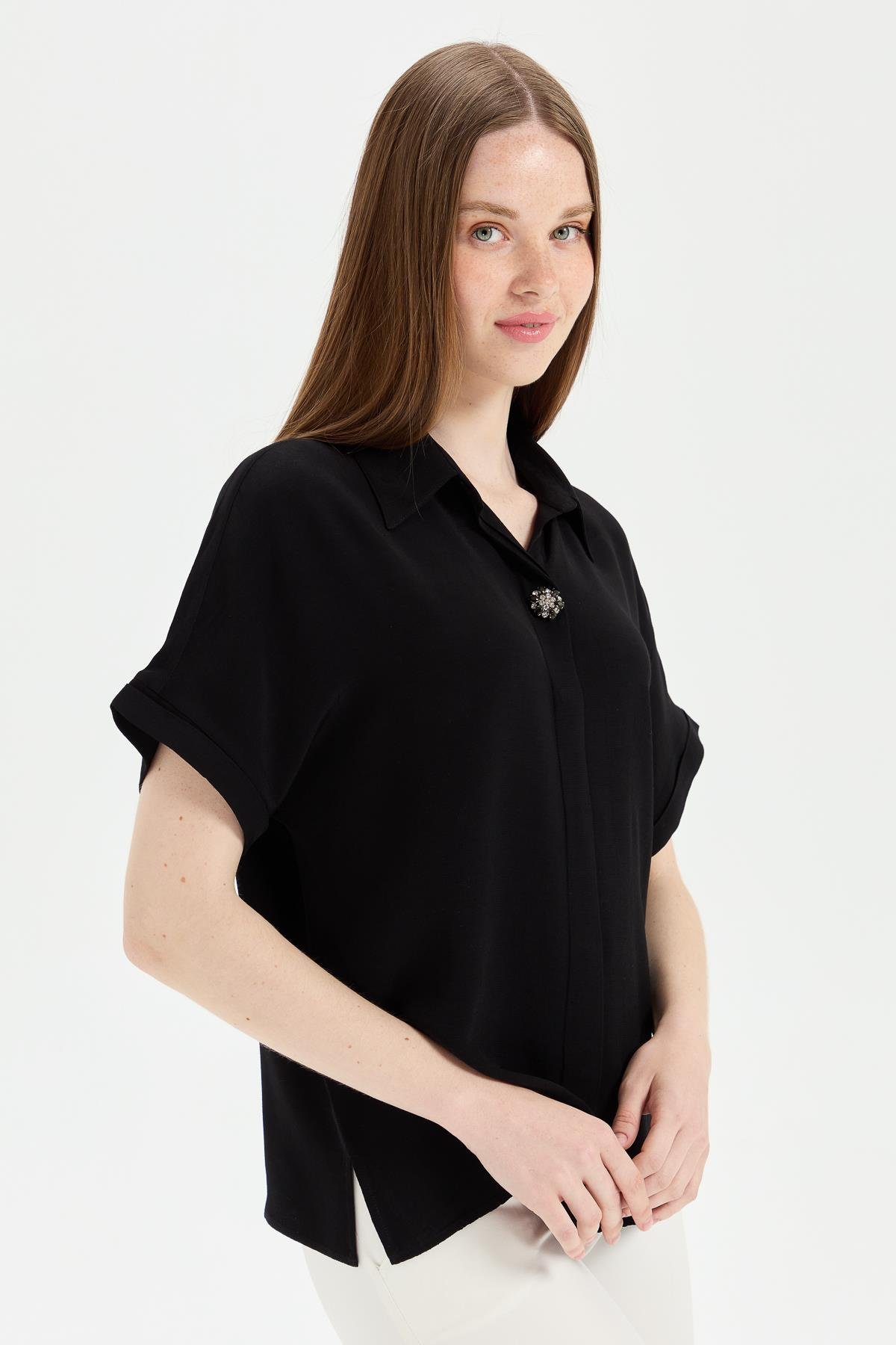KMY24064Женская рубашка с брошью спереди