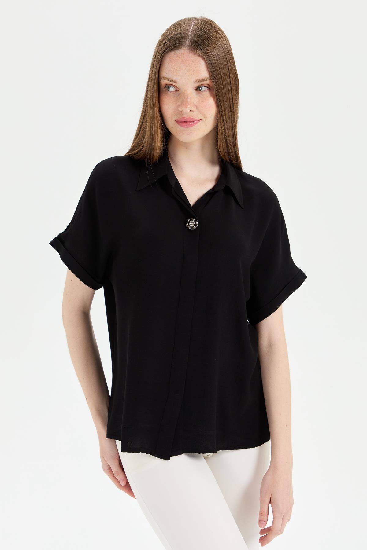 KMY24064Женская рубашка с брошью спереди