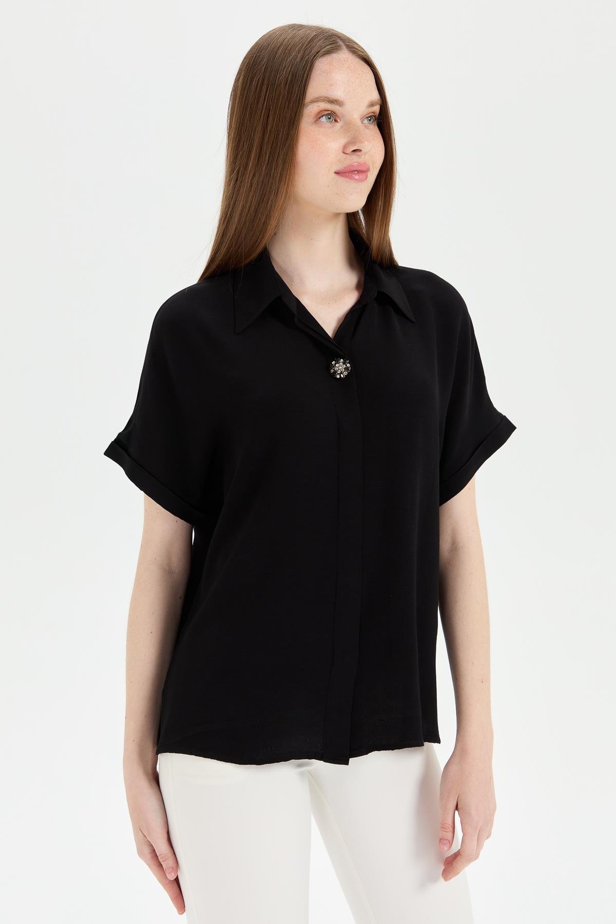 KMY24064Женская рубашка с брошью спереди