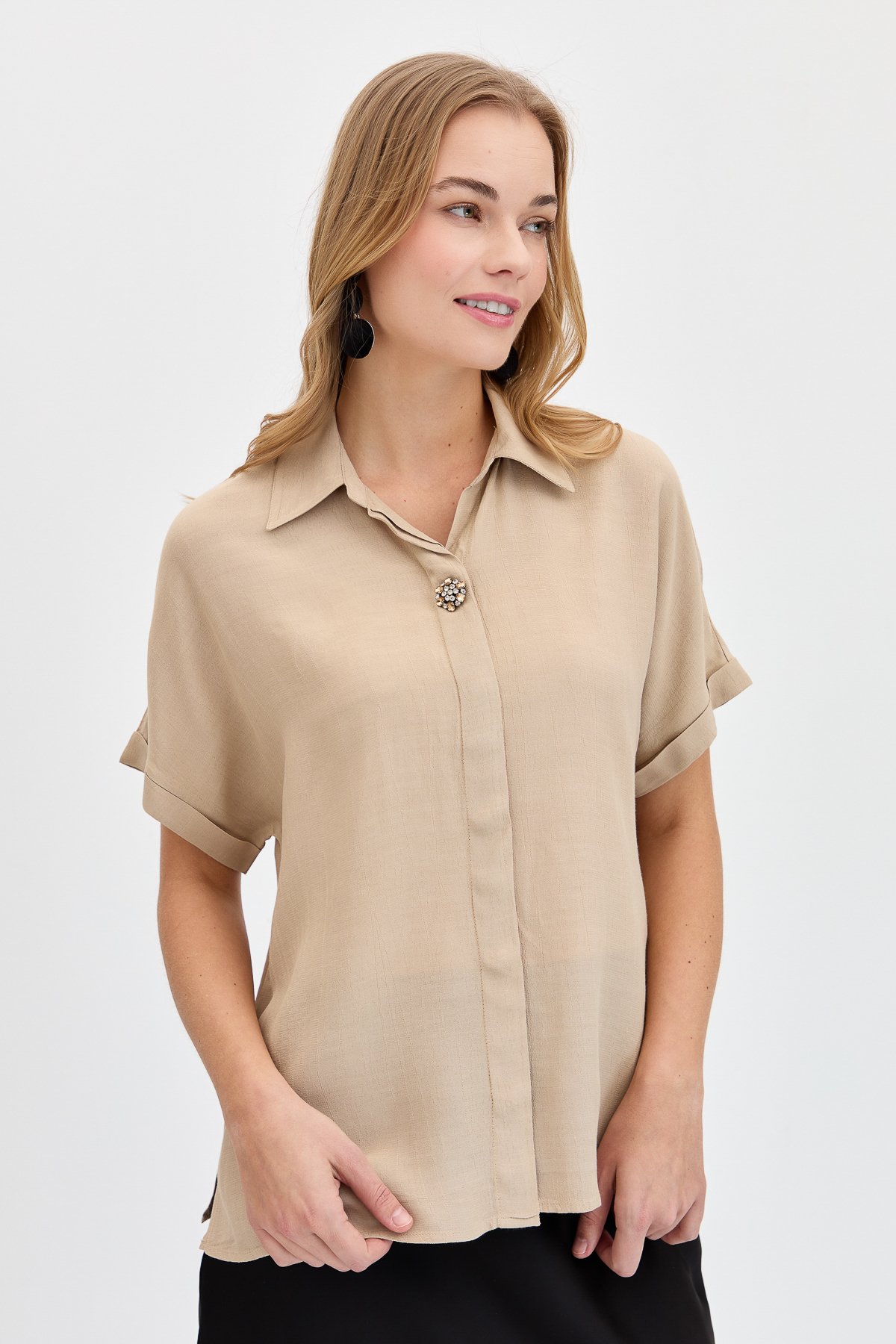 KMY24064Kadın Önü Broşlu Maroken Gömlek Vizon