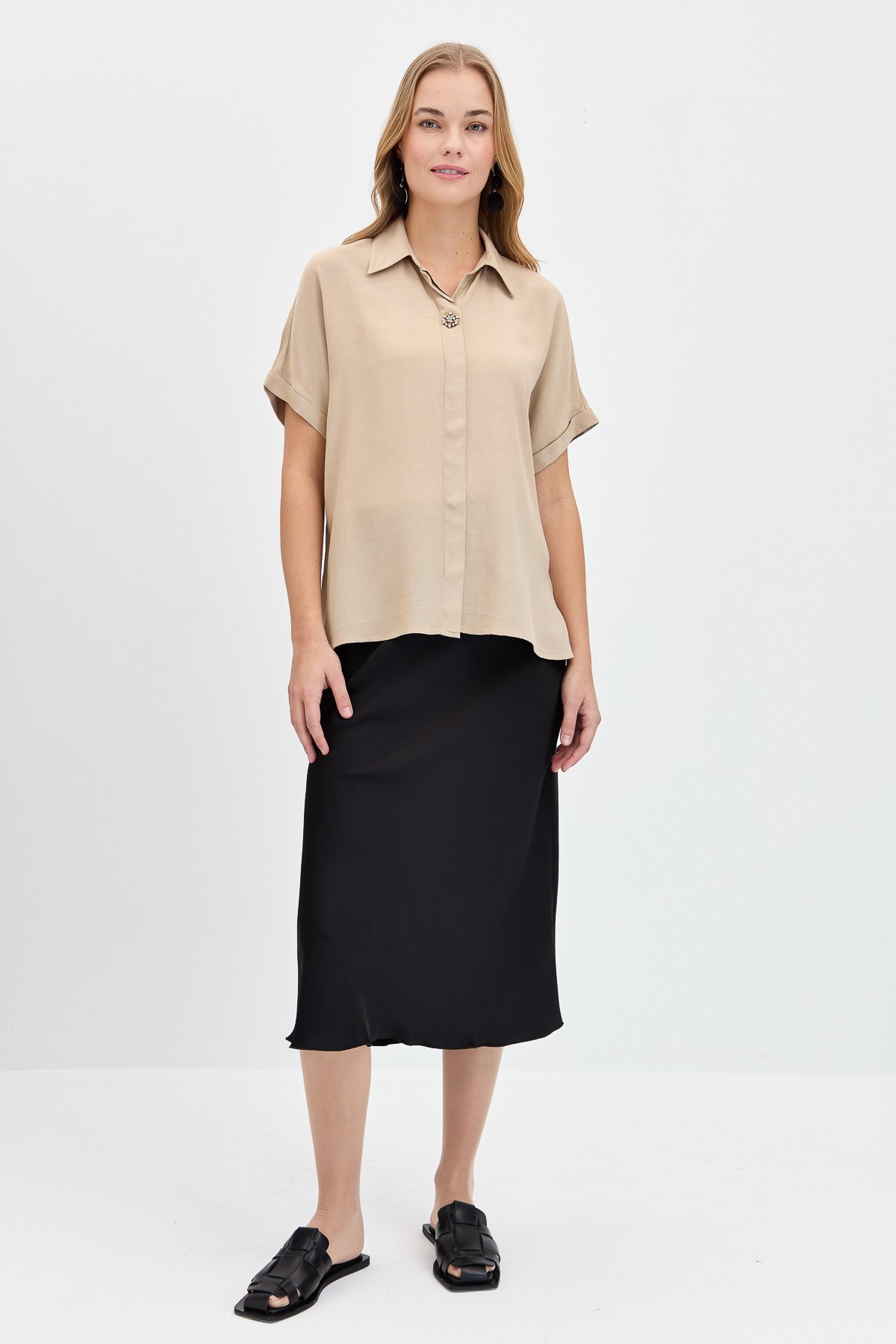 KMY24064Kadın Önü Broşlu Maroken Gömlek Vizon