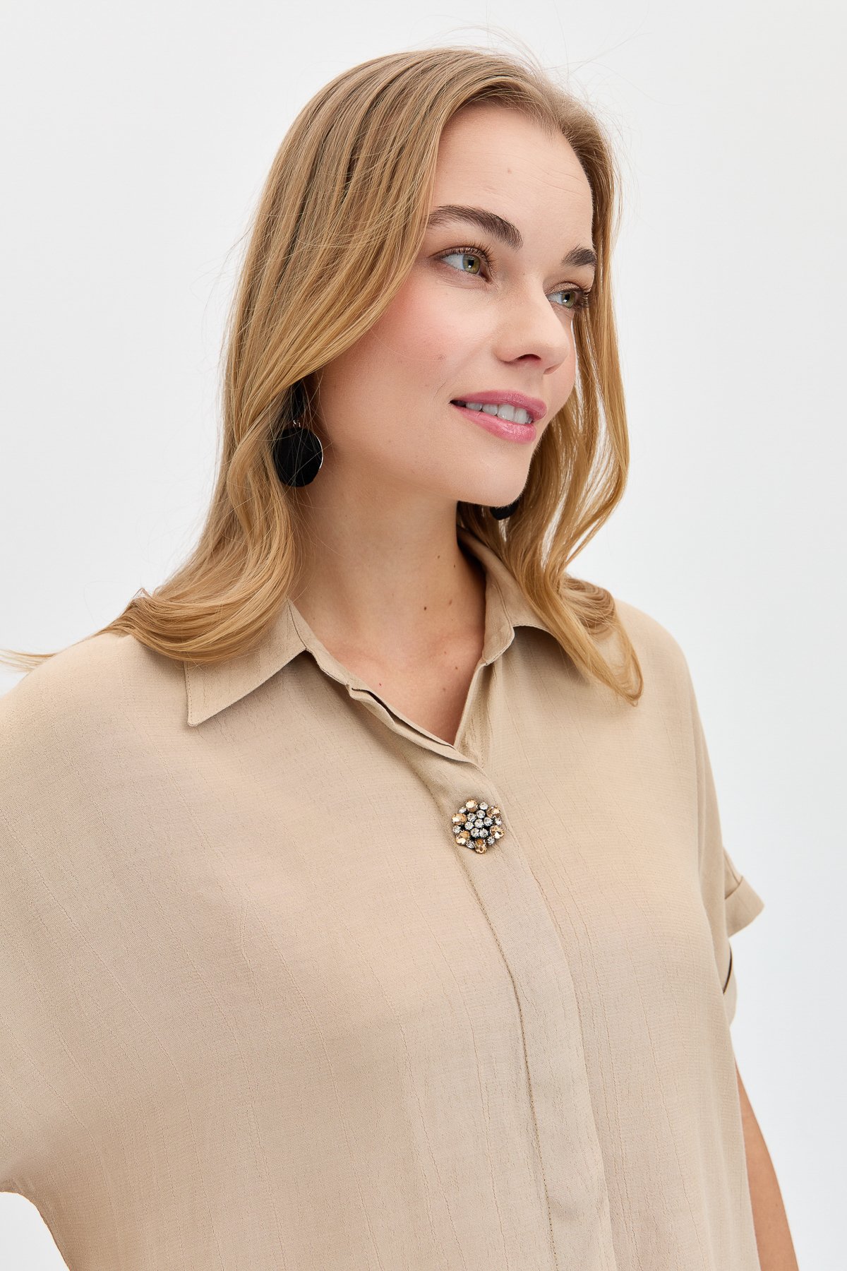 KMY24064Kadın Önü Broşlu Maroken Gömlek Vizon