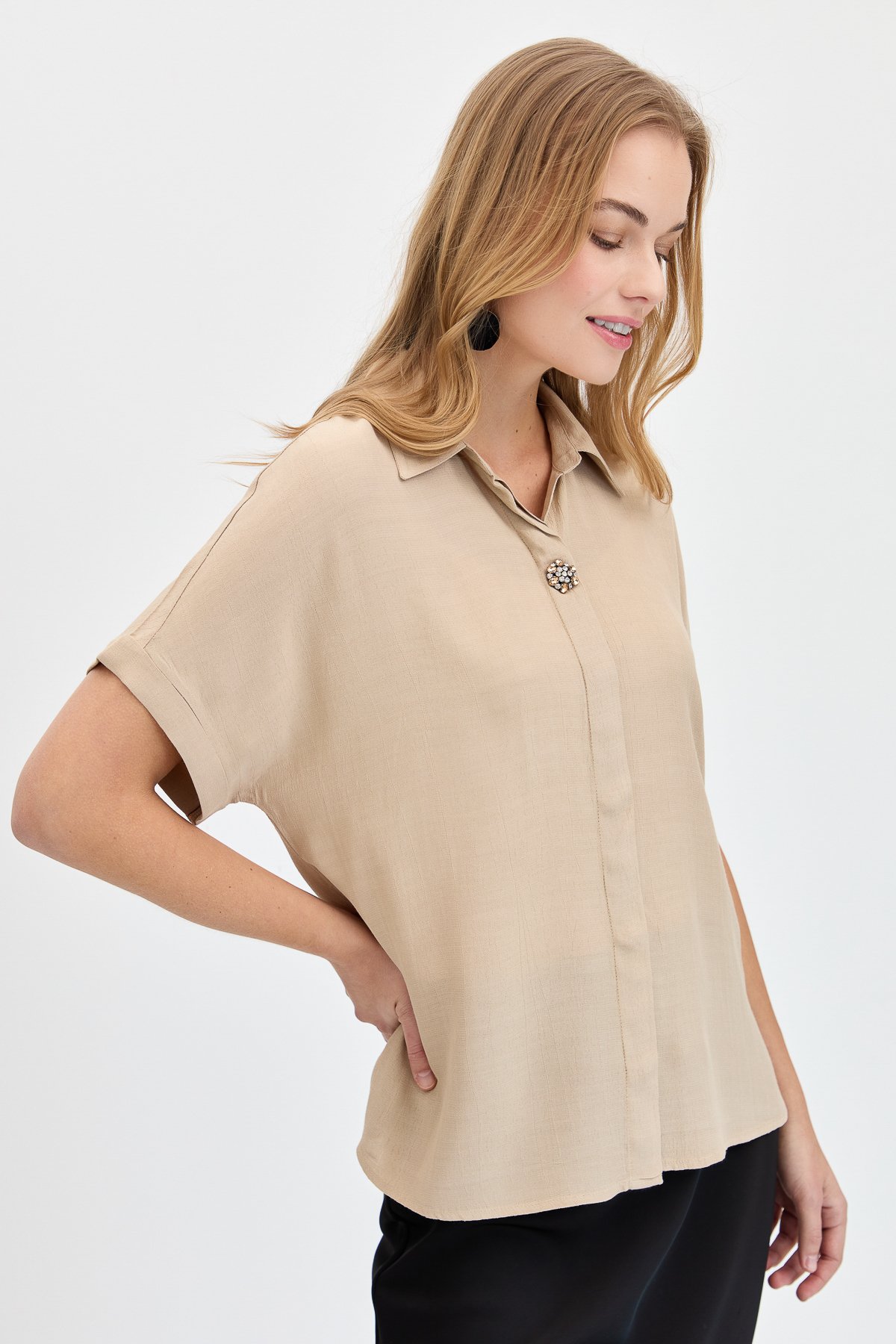 KMY24064Kadın Önü Broşlu Maroken Gömlek Vizon