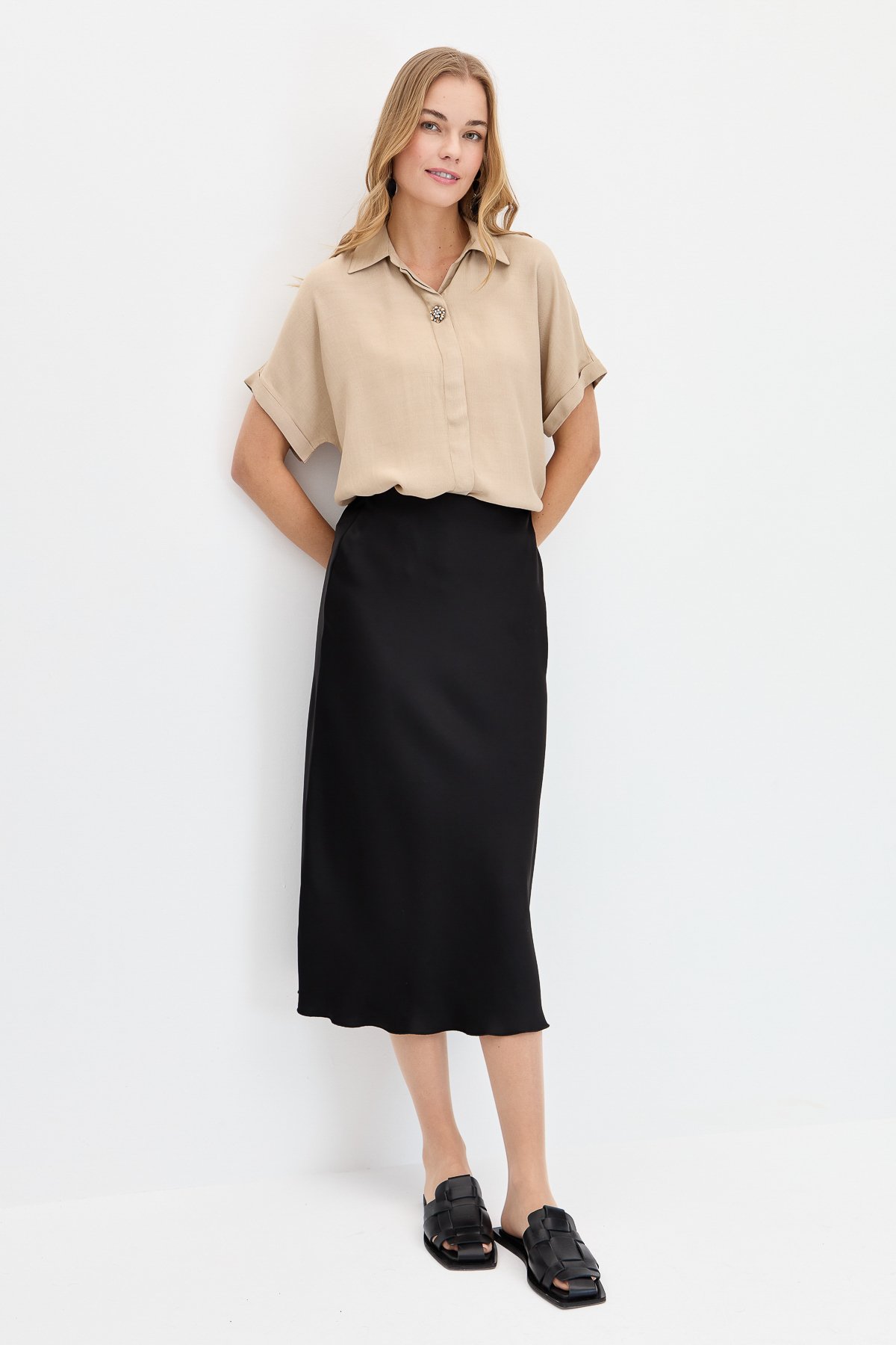 KMY24064Kadın Önü Broşlu Maroken Gömlek Vizon