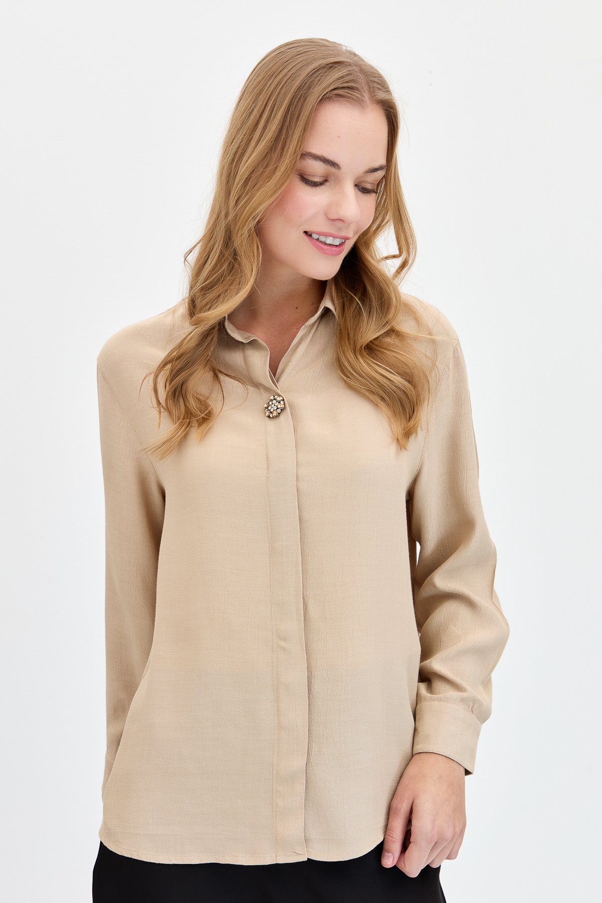 KMY24081Kadın Önü Broşlu Maroken Gömlek Vizon