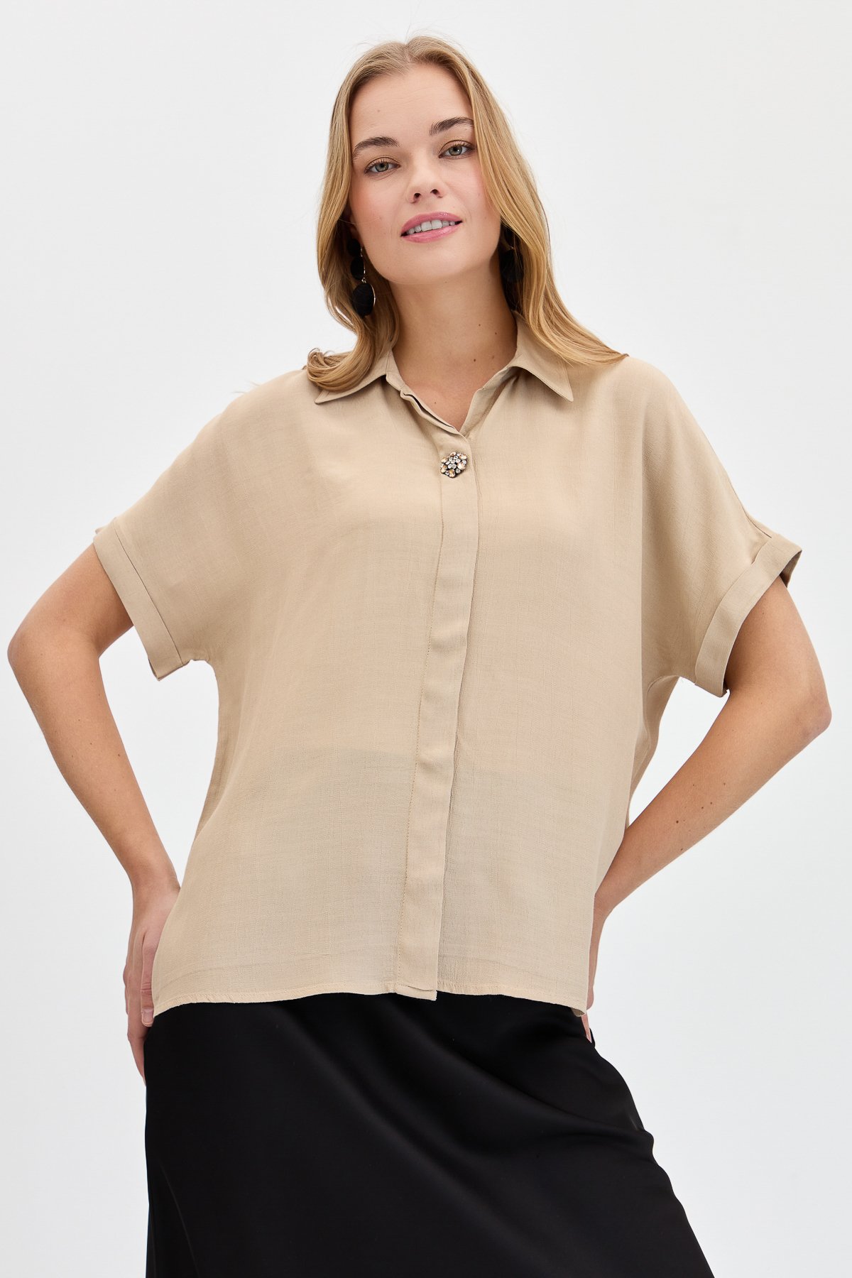 KMY24064Kadın Önü Broşlu Maroken Gömlek Vizon