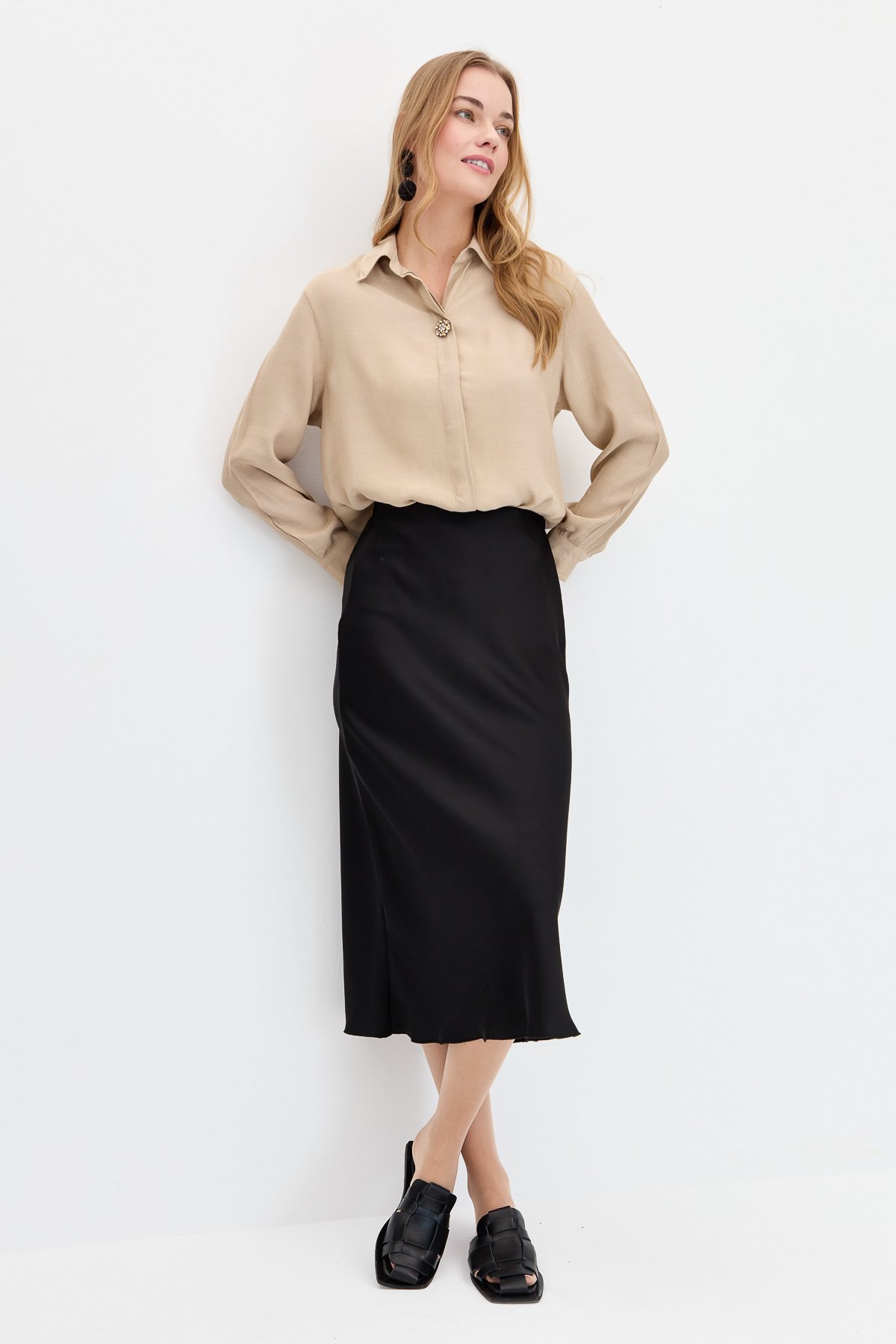 KMY24081Kadın Önü Broşlu Maroken Gömlek Vizon