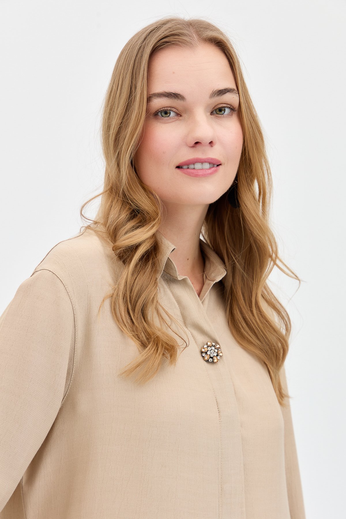 KMY24081Kadın Önü Broşlu Maroken Gömlek Vizon