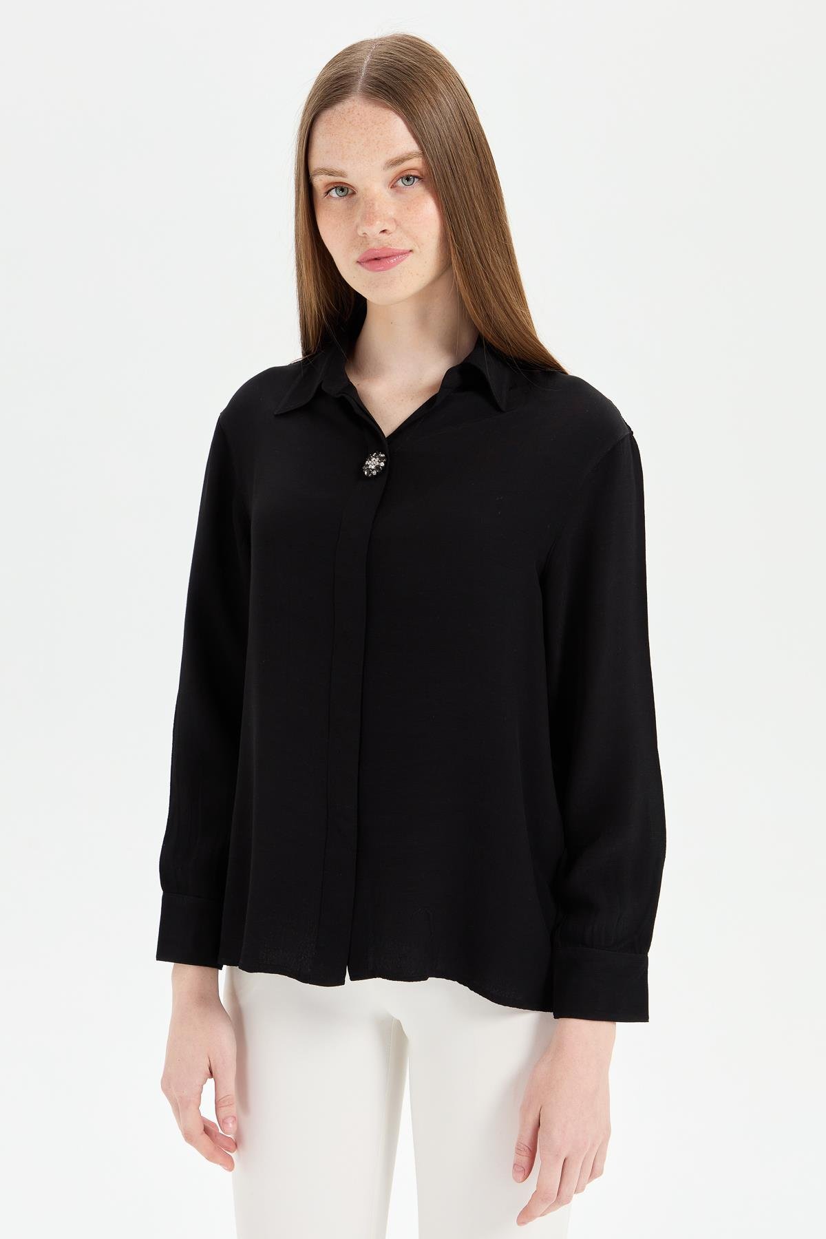 KMY24081Женская рубашка с брошью спереди, черная