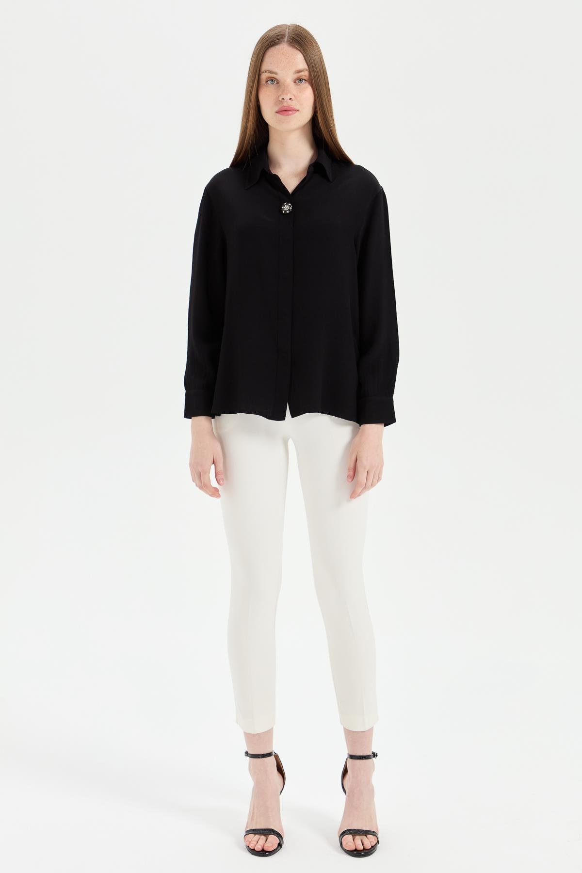 KMY24081Женская рубашка с брошью спереди, черная