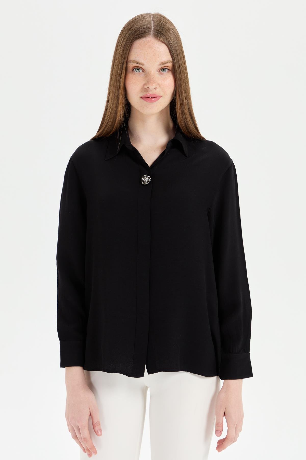 KMY24081Женская рубашка с брошью спереди, черная