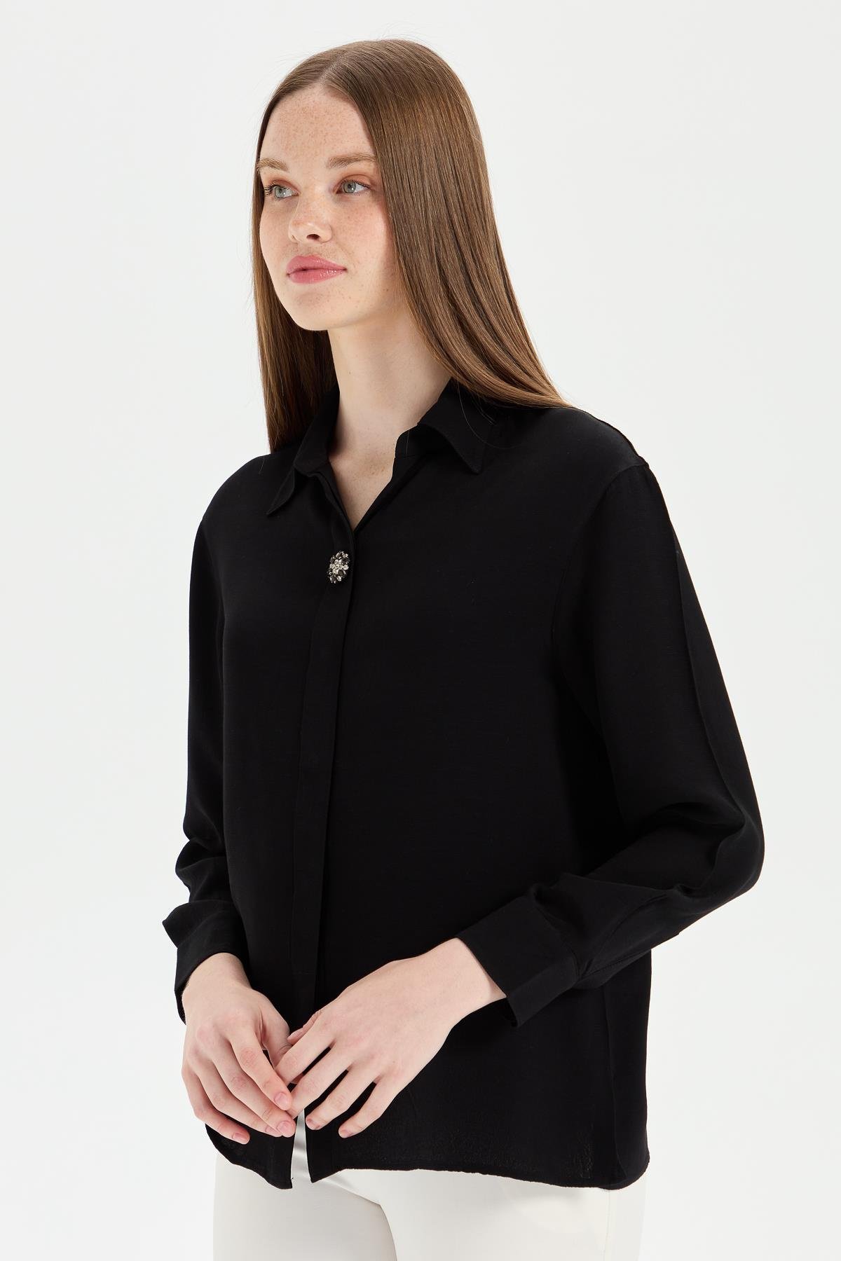 KMY24081Женская рубашка с брошью спереди, черная