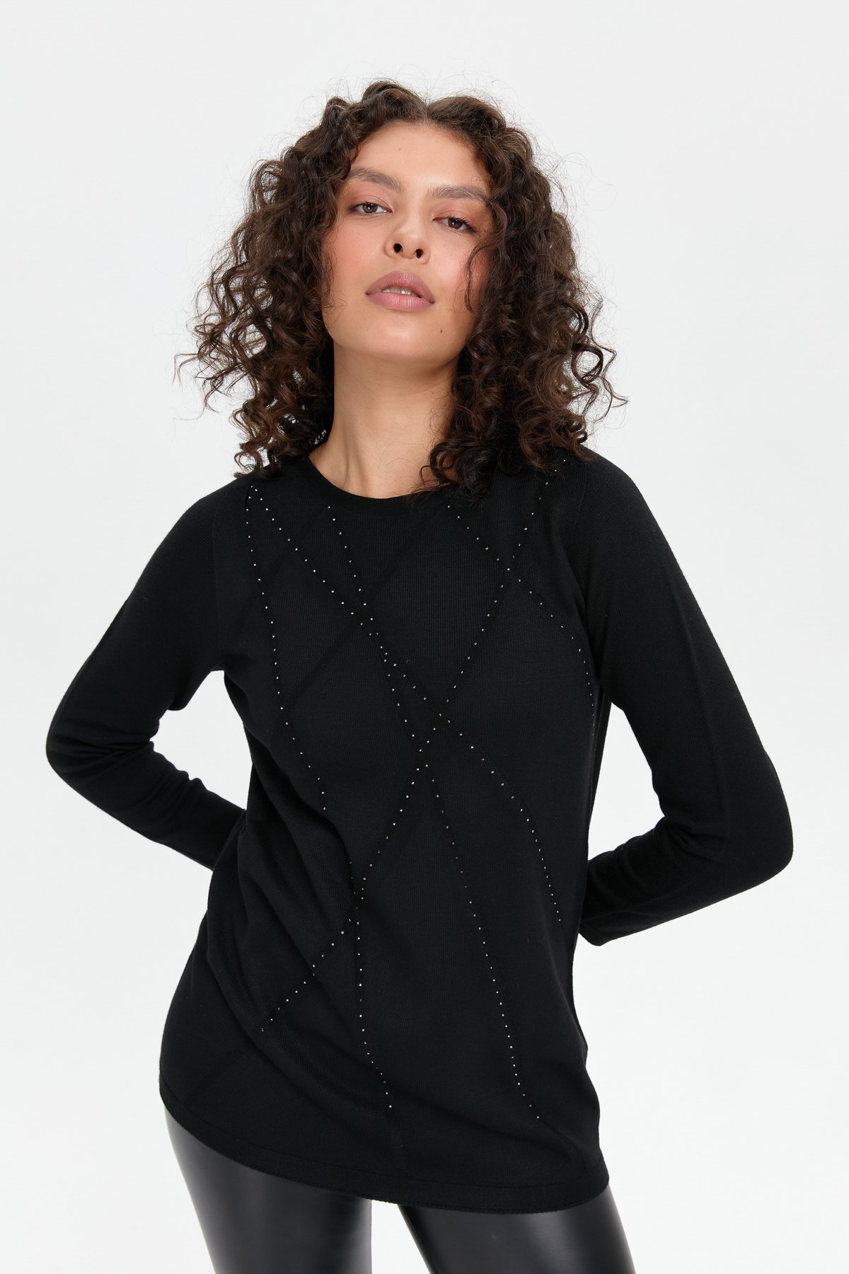 24190Kadın Önü Çapraz Desenli Taşlı Dikişsiz Kazak Siyah