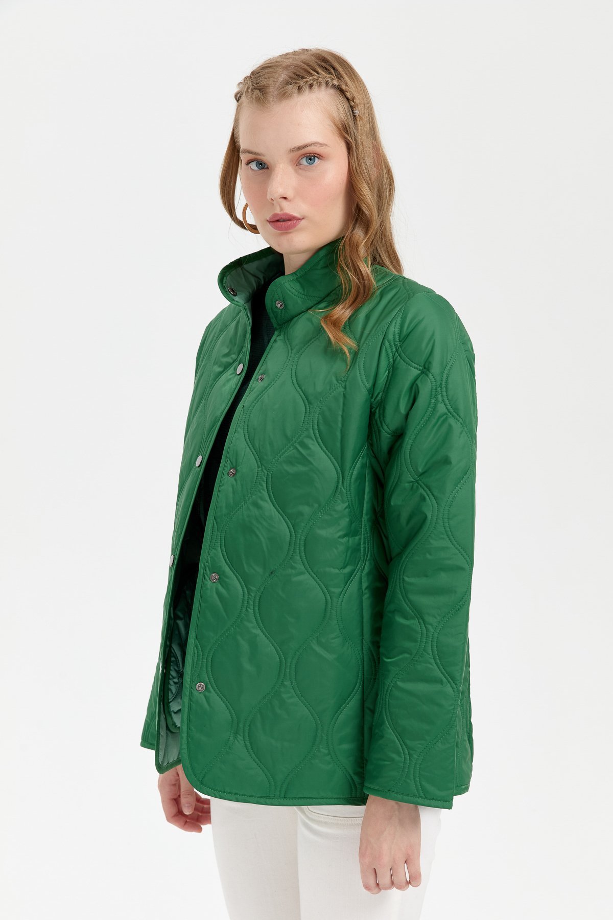 24420Kadın Önü Çıtçıtlı Soğan Desenli Kısa Kapitone Ceket Benetton