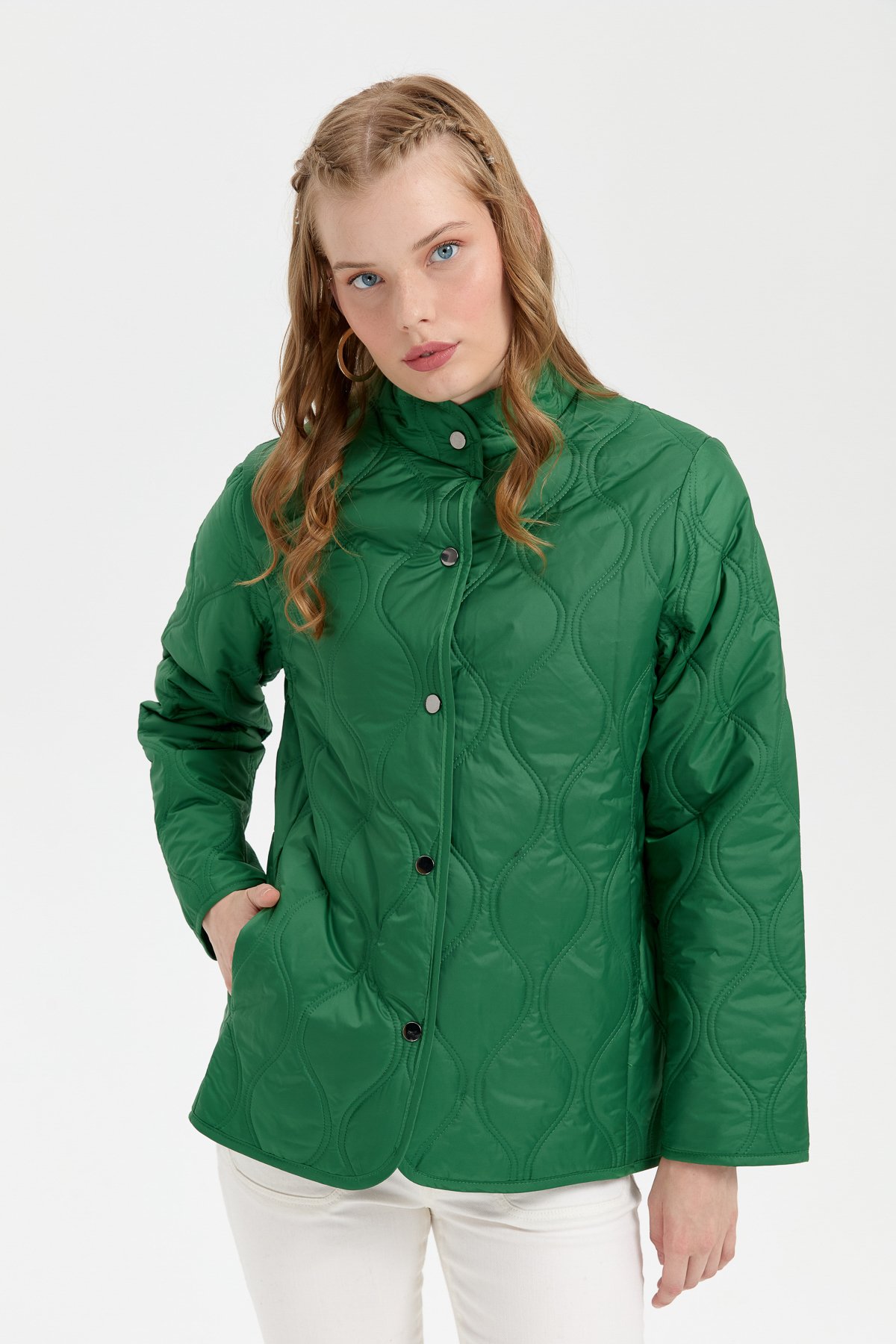 24420Kadın Önü Çıtçıtlı Soğan Desenli Kısa Kapitone Ceket Benetton